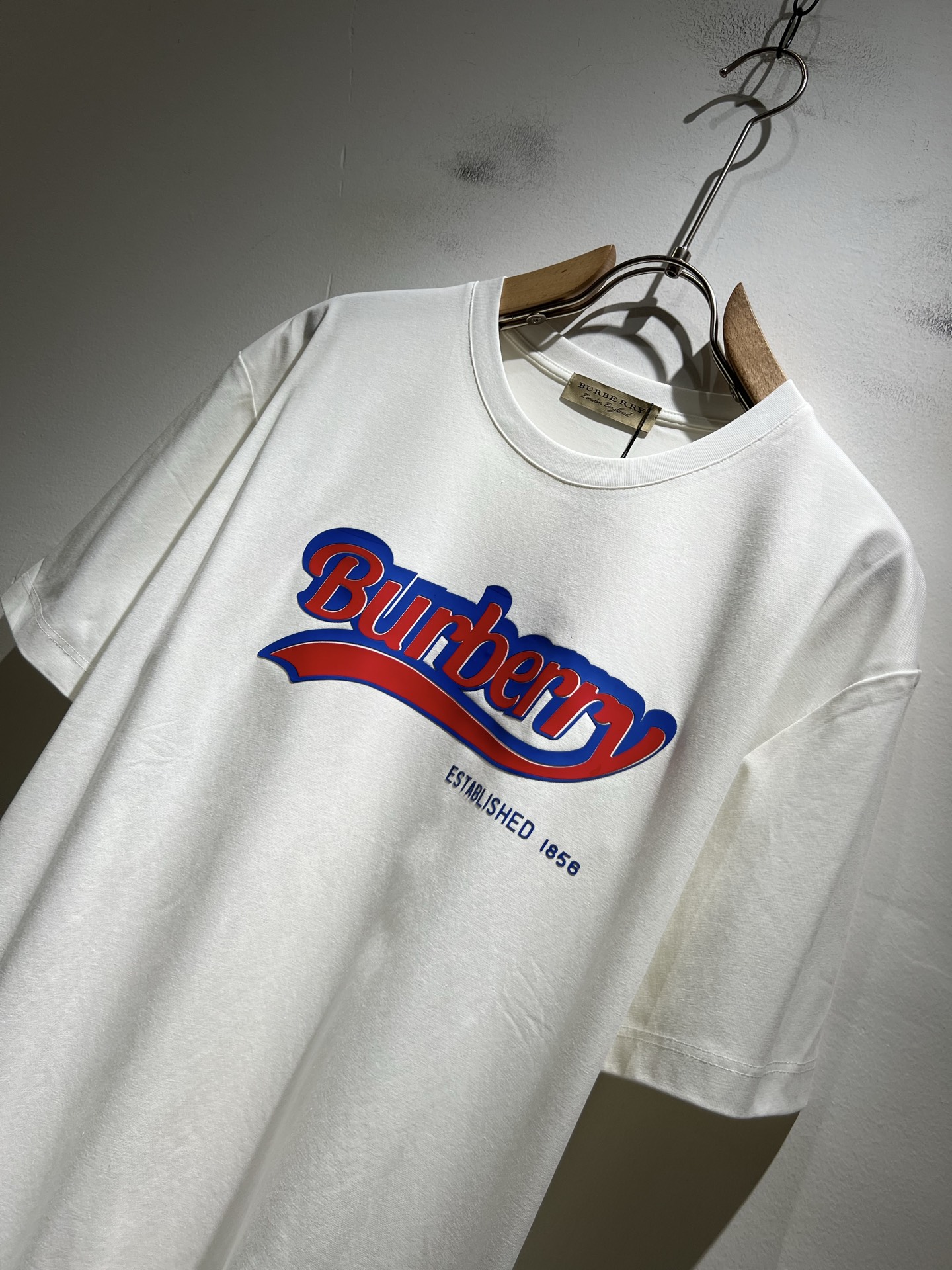   BURBER*Y巴*莉2025春夏新品男女同款👫短袖T恤，重磅来袭，最近比较火热的环保纯棉面料制作而