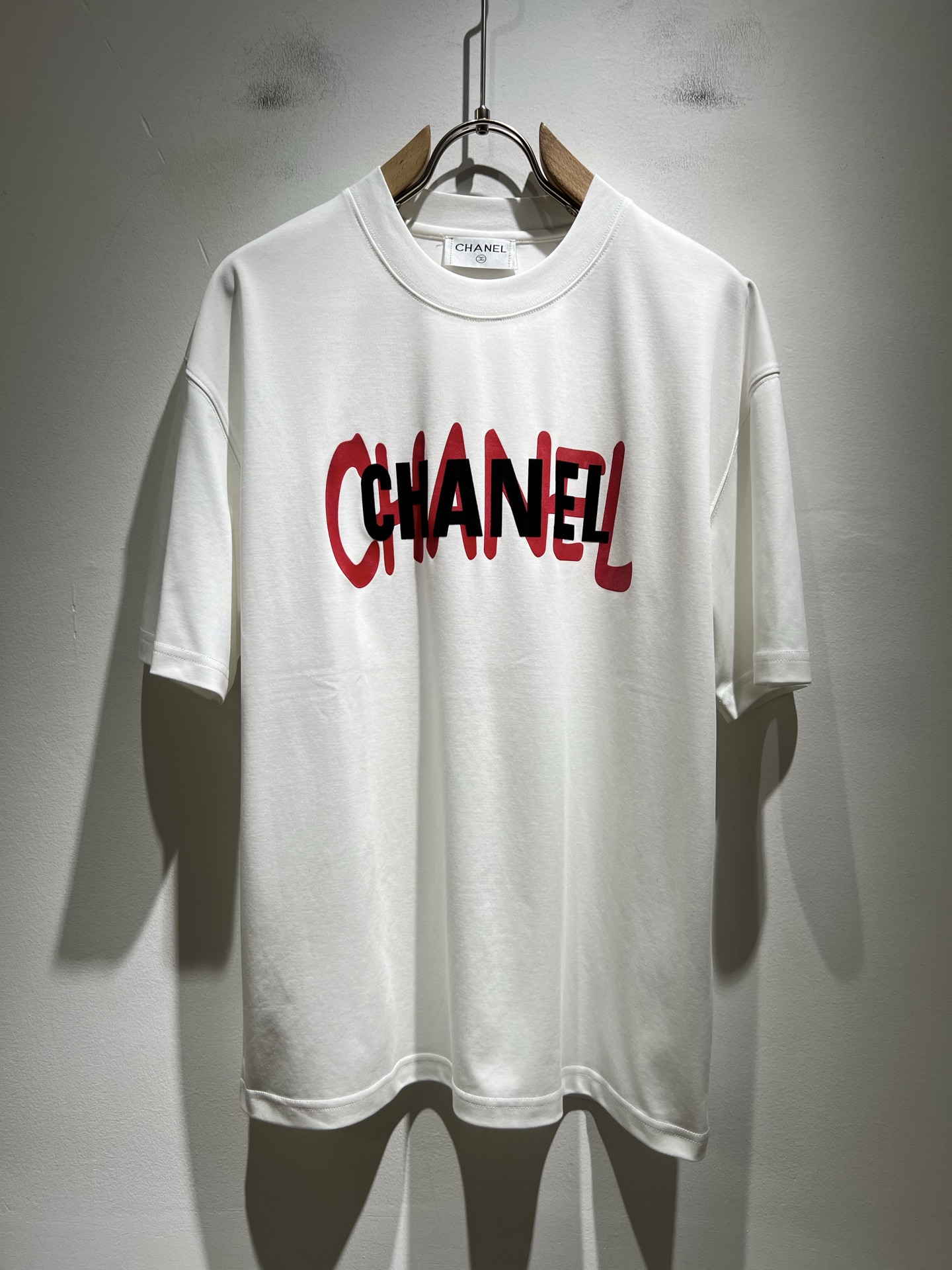 NO:514088,CELIN*Serin 2025 spring and summer new fashionable casual round neck short-sleeved T-shirt, classic couple short-sleeved T-shirt for men and women!  Trading companies have sparse channels and are released on the official website at the same time!  25-year-old fashion new styles are recommended. CE, which is increasingly bursting into new young forces, is indeed exciting to keep the classics while constantly integrating younger elements!  This short Tee, which is newly released in early spring, has a classic logo printing technology design on the chest!  The contrasting collar design with simple and high-end colors is enough to highlight a brand new theme, and the style setting that takes into account both retro and fashionable can cope with all kinds of temperament styles!  The logo has clear three-dimensional details, highlighting the perfect quality and texture!  Customer-supplied custom-woven cotton fabrics, and they are super white in color. Everyone should hurry up and take them away!  Size S-2XL, celine, T-shirt,tees, t-shirt,alexander wang19860909CELIN*瑟琳 2025春夏新款时尚休闲圆领短袖T恤,经典男女同款情侣短袖T恤衫！贸易公司渠道稀出,同步官网发售！25年早春时尚新款推荐,越来越向年轻新势力迸发的CE,除了保留经典的同时,不断融入年轻化元素,确实令人期待！这款早春最新发售的短Tee,胸前经典Logo印花工艺设计！搭色简约而又不失高级感的撞色领口设计,足以凸显出全新的主题,复古与时髦兼顾的风格设定,可以应对各种气质范儿穿搭！logo清晰立体的细节,凸显完美的品相与质感！客供定织全棉面料,并且超级显白配色,各位抓紧时间带走吧！尺码S-2XL,,celine,T-shirt,tees，t-shirt,alexander wang,Men's clothing