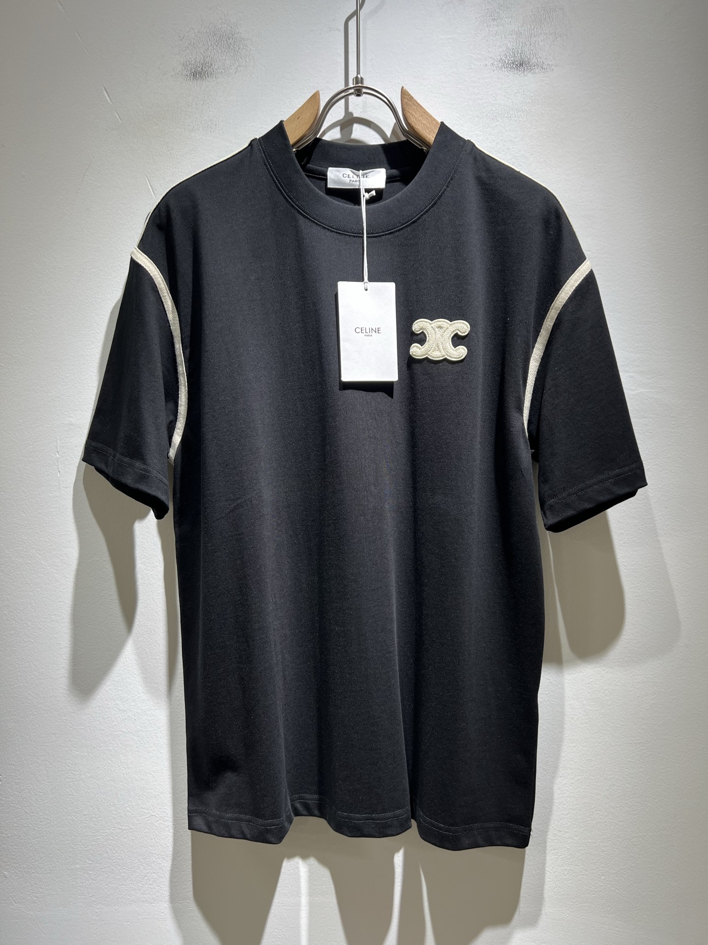 NO:513344,CELIN*Serin 2025 spring and summer new fashionable casual round neck short-sleeved T-shirt, classic couple short-sleeved T-shirt for men and women!  Trading companies have sparse channels and are released on the official website at the same time!  25-year-old fashion new styles are recommended. CE, which is increasingly bursting into new young forces, is indeed exciting to keep the classics while constantly integrating younger elements!  This short Tee, which is newly released in early spring, has a classic logo embroidery design on the chest!  The contrasting collar design with simple and high-end colors is enough to highlight a brand new theme, and the style setting that takes into account both retro and fashionable can cope with all kinds of temperament styles!  The logo has clear three-dimensional details, highlighting the perfect quality and texture!  Customer-supplied custom-woven cotton fabrics, and they are super white in color. Everyone should hurry up and take them away!  Size S-2XL, celine, T-shirt,tees, t-shirt,alexander wang19860909CELIN*瑟琳 2025春夏新款时尚休闲圆领短袖T恤,经典男女同款情侣短袖T恤衫！贸易公司渠道稀出,同步官网发售！25年早春时尚新款推荐,越来越向年轻新势力迸发的CE,除了保留经典的同时,不断融入年轻化元素,确实令人期待！这款早春最新发售的短Tee,胸前经典Logo刺绣工艺设计！搭色简约而又不失高级感的撞色领口设计,足以凸显出全新的主题,复古与时髦兼顾的风格设定,可以应对各种气质范儿穿搭！logo清晰立体的细节,凸显完美的品相与质感！客供定织全棉面料,并且超级显白配色,各位抓紧时间带走吧！尺码S-2XL,,celine,T-shirt,tees，t-shirt,alexander wang,Men's clothing