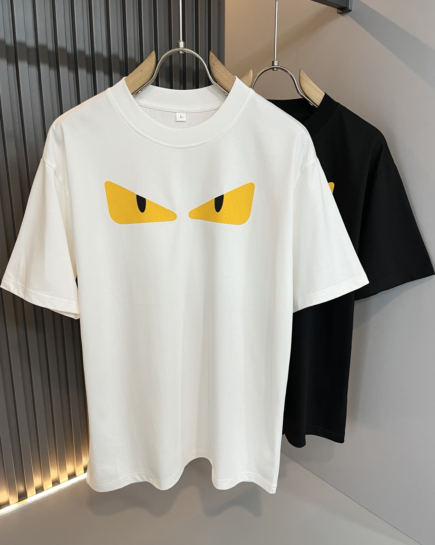 NO:515141,FEN*I FEN*Di's new spring and summer 2025 FD family FF men and women base shirt, versatile and simple short sleeves for men and women. Original Italian orders, popular FD family items, simple and pure colors. The FD family's enduring iconic products, high-quality products with full representation and full specifications, and high-quality products that all FD fans are worth buying!  Pure Yidian channel orders, high-end and popular products from the FD family, very popular items at the moment, and iconic letter logo pattern glue-on modification!  High-end goods worth keeping and giving away to others!  It is trendy and beautiful, with a full sense of trendy atmosphere, and has a very high level and specifications. It uses a very classic black and white color combination, giving people a strong visual impact and has a very high recognition. It is top-quality exclusive pure cotton fabric, created with a soft, delicate and comfortable touch, and has a very high-end and classy appearance!  Perfectly interprets the charm of the brand and leaves a deep impression. It is more fashionable and charming. It has simple, elegant and fashionable upper body, and is even more stressful for outfits!  The inner wear alone is very delicious and beautiful scenery that cannot be ignored!  Size M-4XL, fendi,dior,T-shirt,alexander wang19860909FEN*I 芬*迪2025春夏新款FD家族FF男女同款打底衫,男女同款百搭极简短袖.意大利原厂订单,FD家族人气单品,简约纯色系打造.FD家族经久不衰的标志性臻品,代表性十足,规格感十足的精品,所有FD粉丝都值得抢购的精品！纯正意代渠道订单,FD家族的高奢人气爆款产物,当下十分火爆的单品,标志性字母logo图案压胶修饰！值得自留和送人的高端货！新潮又好看,潮流气息感十足,档次规格感极高,并且采用十分经典的的黑白双色搭配,给人的视觉冲击感相当强烈,有着极高的辨识度,顶级专属纯棉面料,打造,触感柔软细腻舒适,品相相当高级有档次！完美诠释品牌魅力,给人留下深刻印象.更具时尚与韵味,上身简约大方时尚,对于穿搭更是毫无压力！单穿内搭都极有味道,不可忽视的靓丽风景线！ 尺码M-4XL,,fendi,dior,T-shirt,alexander wang,Men's clothing