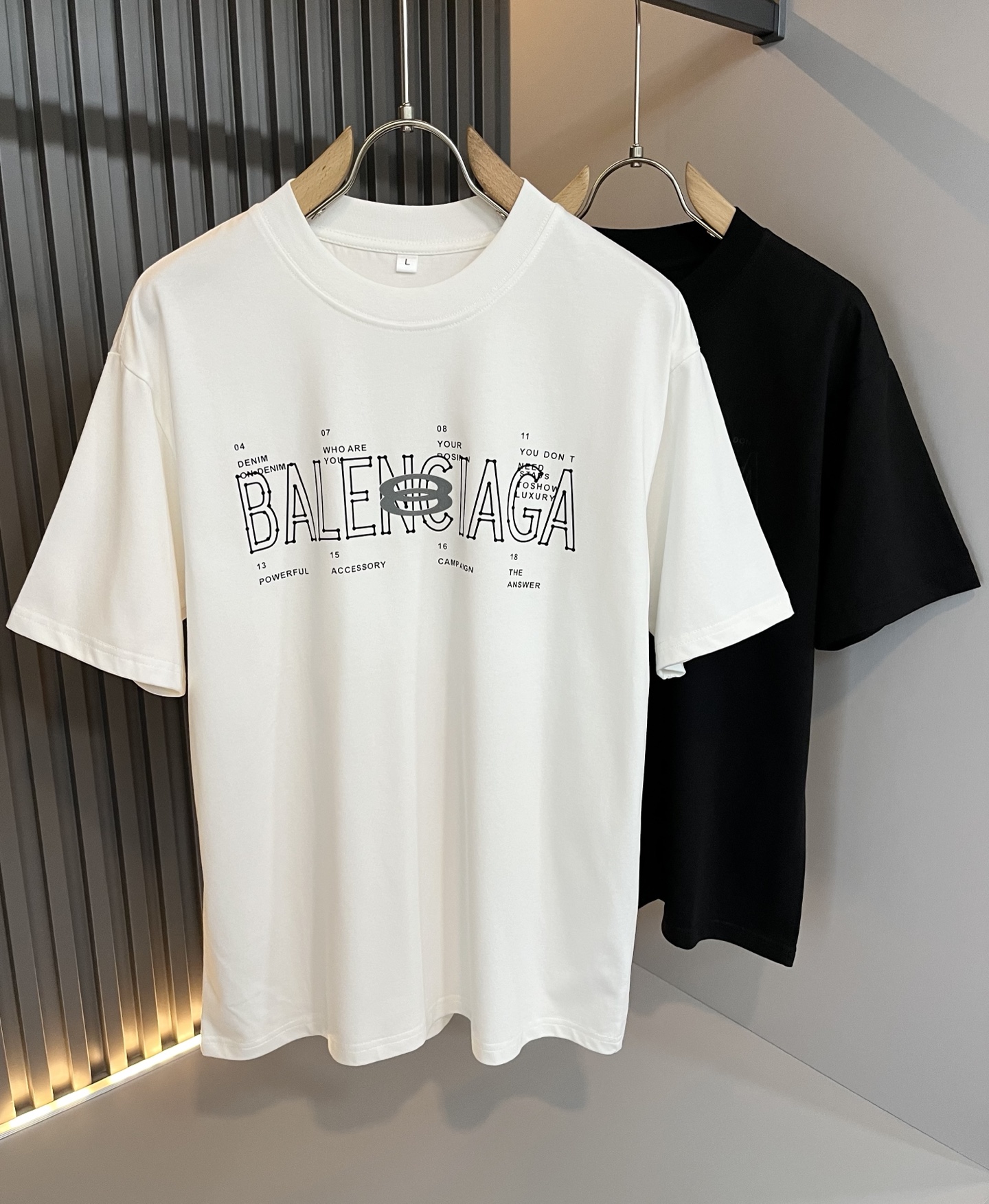 NO:515159,BALENCI*GA Paris* Home 2025 Spring and Summer New Men and Women's Same Short-Sleeve T-shirt!  Fashionable casual short-sleeved T-shirt with catwalk pattern prints!  Design logo glue pressing design!  The most designed and selected customer-supplied 260g pure cotton fabric, which feels soft and skin-friendly, is comfortable and breathable, and you can’t picky about the real thing!  Loose, small, shoulder-dead round neck cut, genderless couple mixed styles, opening up a new fashion charm!  Differentiate the market version of the high-end custom series!  Size M-4XL, balenciaga, T-shirt,tees, t-shirt,alexander wang19860909BALENCI*GA巴黎*家 2025春夏新款男女同款短袖T恤！走秀图案印花时尚休闲短袖T恤衫！设计logo压胶设计！极具设计精选客供260g纯棉面料,手感柔软亲肤,着身舒适透气性都无法挑剔,实物绝对会让你爱不释手！宽松小落肩的圆领版型裁剪,无性别主义的情侣混穿款式,打开全新的时装新韵味！区别市场版本高定系列！尺码M-4XL,,balenciaga,T-shirt,tees，t-shirt,alexander wang,Men's clothing