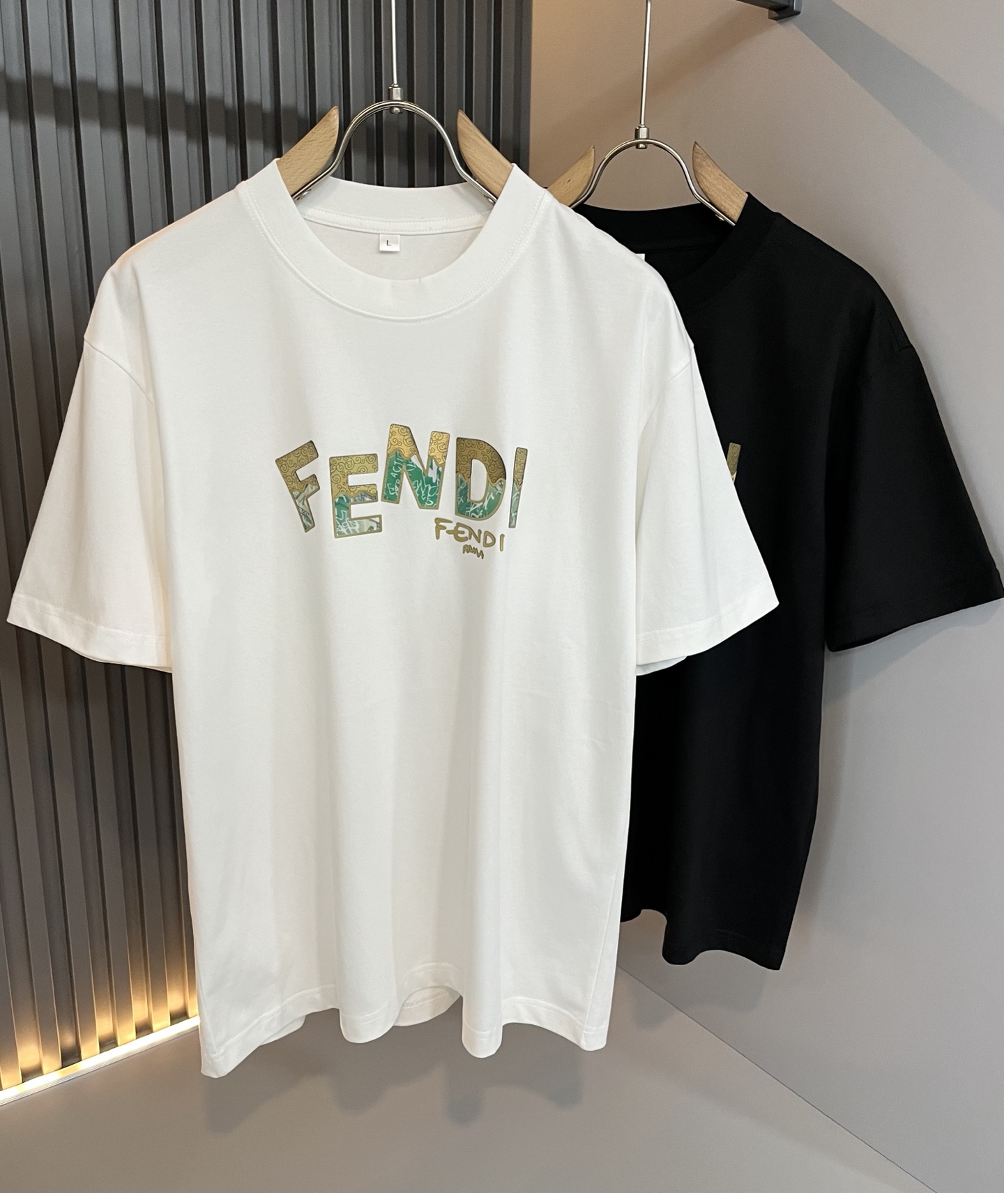 NO:515155,FEN*I FEN*Di's new spring and summer 2025 FD family FF men and women base shirt, versatile and simple short sleeves for men and women. Original Italian orders, popular FD family items, simple and pure colors. The FD family's enduring iconic products, high-quality products with full representation and full specifications, and high-quality products that all FD fans are worth buying!  Pure Yidian channel orders, high-end and popular products from the FD family, very popular items at the moment, and iconic letter logo pattern glue-on modification!  High-end goods worth keeping and giving away to others!  It is trendy and beautiful, with a full sense of trendy atmosphere, and has a very high level and specifications. It uses a very classic black and white color combination, giving people a strong visual impact and has a very high recognition. It is top-quality exclusive pure cotton fabric, created with a soft, delicate and comfortable touch, and has a very high-end and classy appearance!  Perfectly interprets the charm of the brand and leaves a deep impression. It is more fashionable and charming. It has simple, elegant and fashionable upper body, and is even more stressful for outfits!  The inner wear alone is very delicious and beautiful scenery that cannot be ignored!  Size M-4XL, fendi,dior,T-shirt,alexander wang19860909FEN*I 芬*迪2025春夏新款FD家族FF男女同款打底衫,男女同款百搭极简短袖.意大利原厂订单,FD家族人气单品,简约纯色系打造.FD家族经久不衰的标志性臻品,代表性十足,规格感十足的精品,所有FD粉丝都值得抢购的精品！纯正意代渠道订单,FD家族的高奢人气爆款产物,当下十分火爆的单品,标志性字母logo图案压胶修饰！值得自留和送人的高端货！新潮又好看,潮流气息感十足,档次规格感极高,并且采用十分经典的的黑白双色搭配,给人的视觉冲击感相当强烈,有着极高的辨识度,顶级专属纯棉面料,打造,触感柔软细腻舒适,品相相当高级有档次！完美诠释品牌魅力,给人留下深刻印象.更具时尚与韵味,上身简约大方时尚,对于穿搭更是毫无压力！单穿内搭都极有味道,不可忽视的靓丽风景线！ 尺码M-4XL,,fendi,dior,T-shirt,alexander wang,Men's clothing