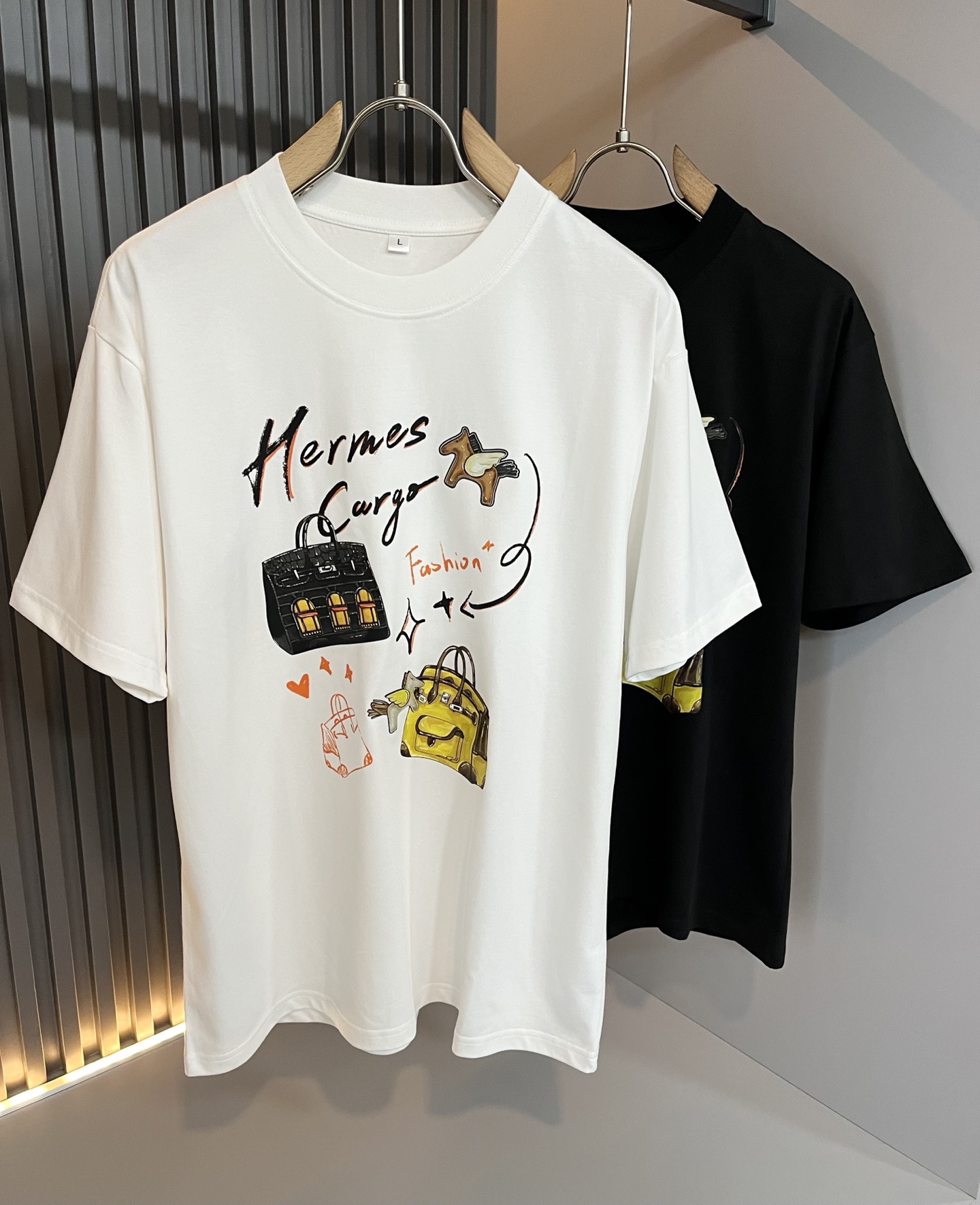 NO:518240,Her*mes 2025 spring and summer new short-sleeved T-shirt for men and women, a brand new upgraded versatile basic style, low-key and luxurious, and a choice of character!  Select high-quality and selected pure cotton fabrics!  Created, enjoy a relaxed and comfortable wearing experience, with super vertical performance, the iconic logo is highly artistic and has a very detailed craftsmanship, and has a high recognition, showing the new brand micro-label culture!  Classic perfect layout design, precise and in place for cutting. Simple and atmospheric style, and can show fashionable charm in daily leisure life. Size M-4XL, T-shirt,tees, t-shirt,alexander wang19860909Her*mes爱*仕2025春夏新款男女同款短袖T恤,全新升级百搭基础款,低调奢华,品格之选！甄选优质精选纯棉面料！打造而成,享受轻松自在的穿着体验,有着超强的垂直性能 艺术感极强标志性logo压胶工艺设计,工艺细致,辨识度极高,展现全新品牌微标文化！经典完美版型设计,在裁剪上精准到位.简约大气风格,又能在日常休闲生活中展现时尚魅力.尺码M-4XL,,T-shirt,tees，t-shirt,alexander wang,Men's clothing