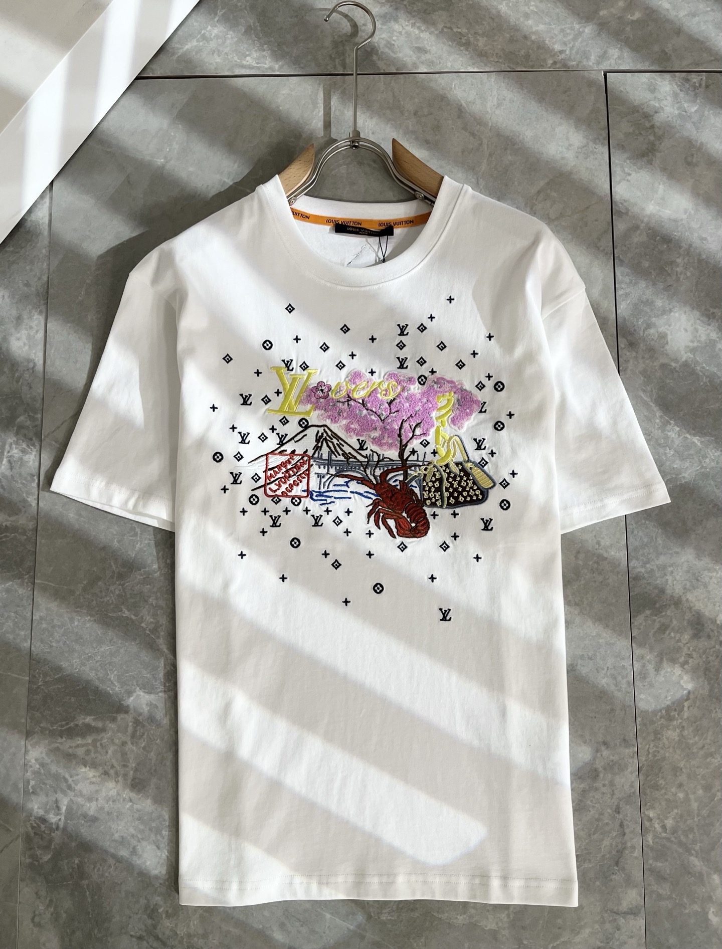 LouisVuitt*路易*登 2025春夏全新系列单品上线，非常时髦前卫的一款男女同款短袖T恤，标识l