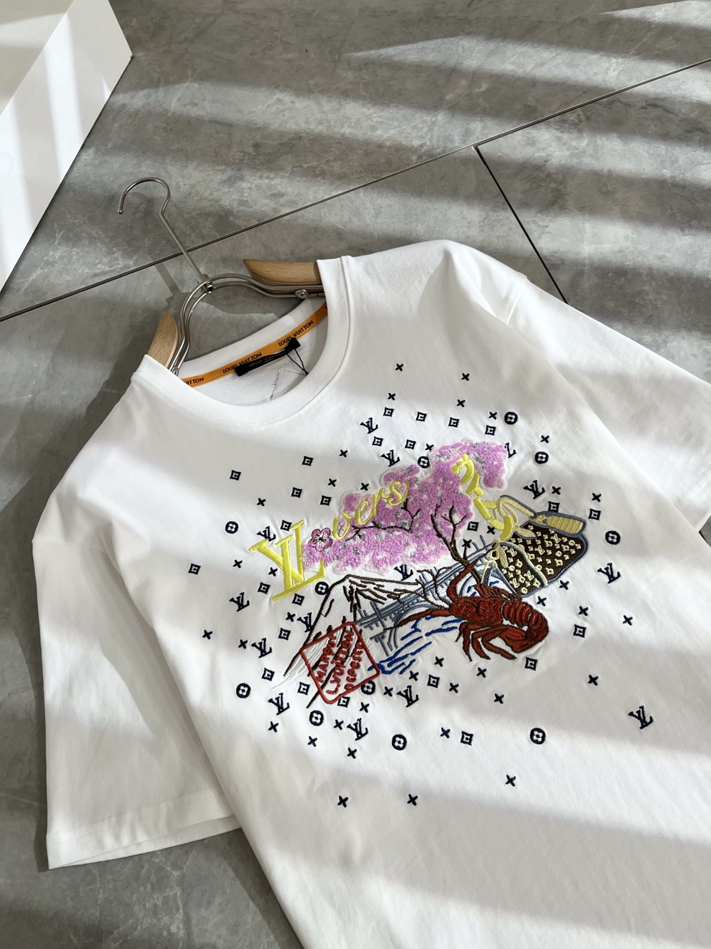 LouisVuitt*路易*登 2025春夏全新系列单品上线，非常时髦前卫的一款男女同款短袖T恤，标识l