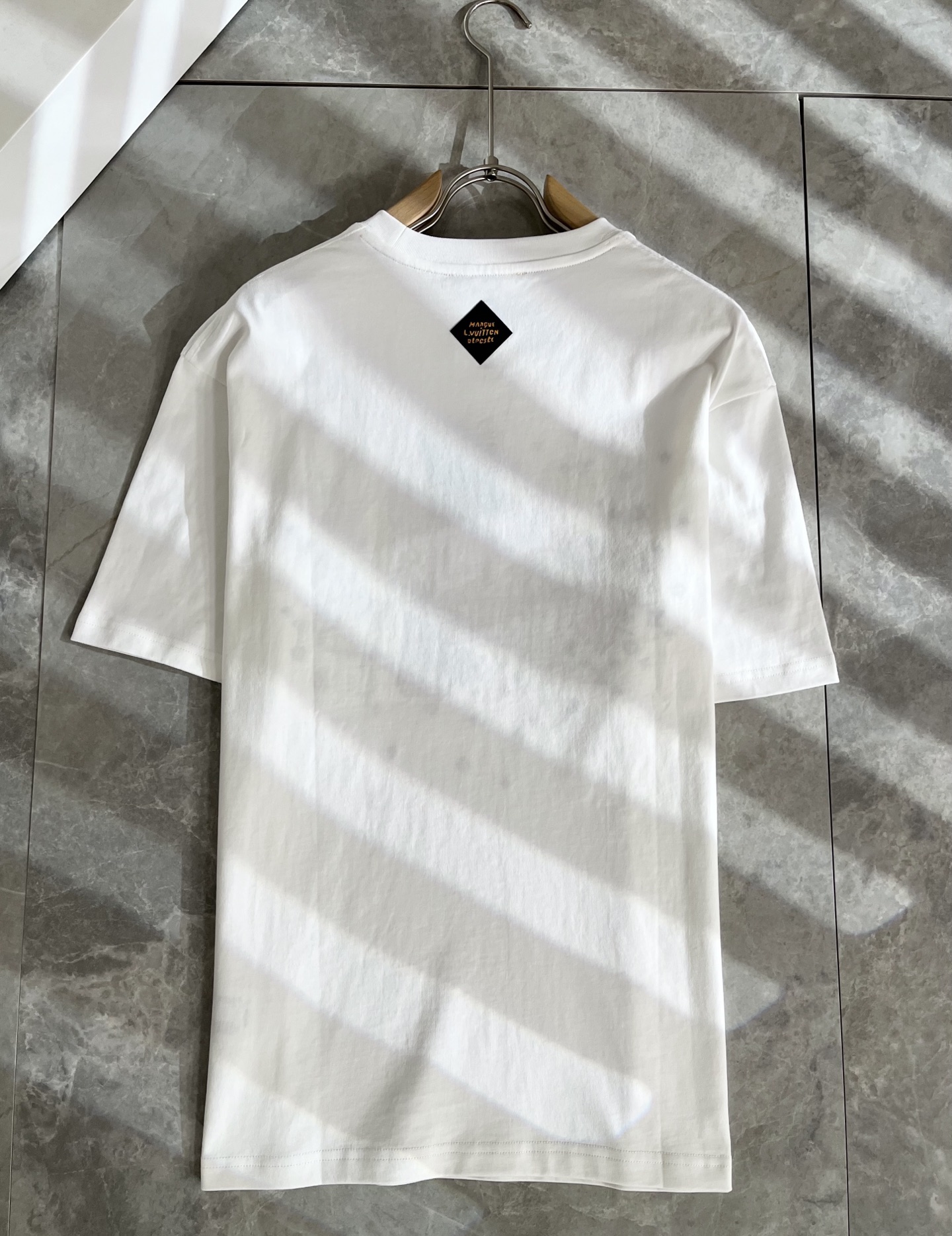 LouisVuitt*路易*登 2025春夏全新系列单品上线，非常时髦前卫的一款男女同款短袖T恤，标识l