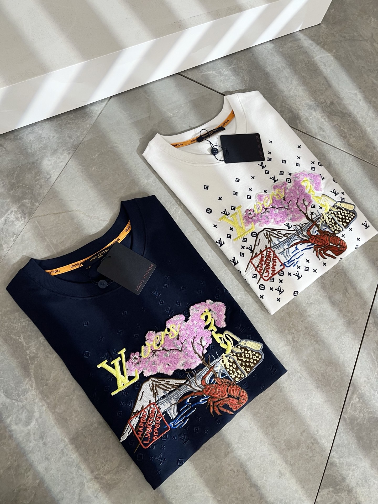 LouisVuitt*路易*登 2025春夏全新系列单品上线，非常时髦前卫的一款男女同款短袖T恤，标识l