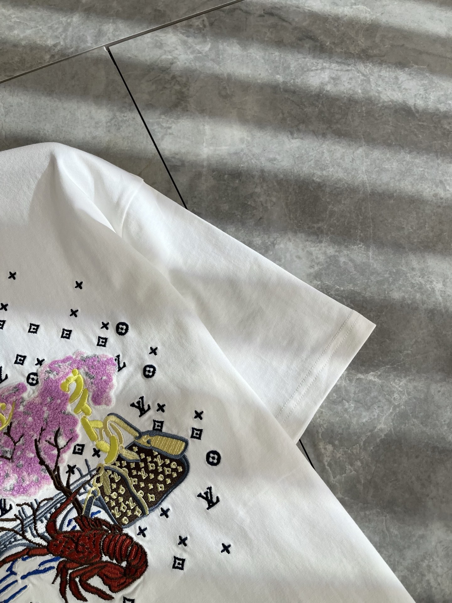 LouisVuitt*路易*登 2025春夏全新系列单品上线，非常时髦前卫的一款男女同款短袖T恤，标识l