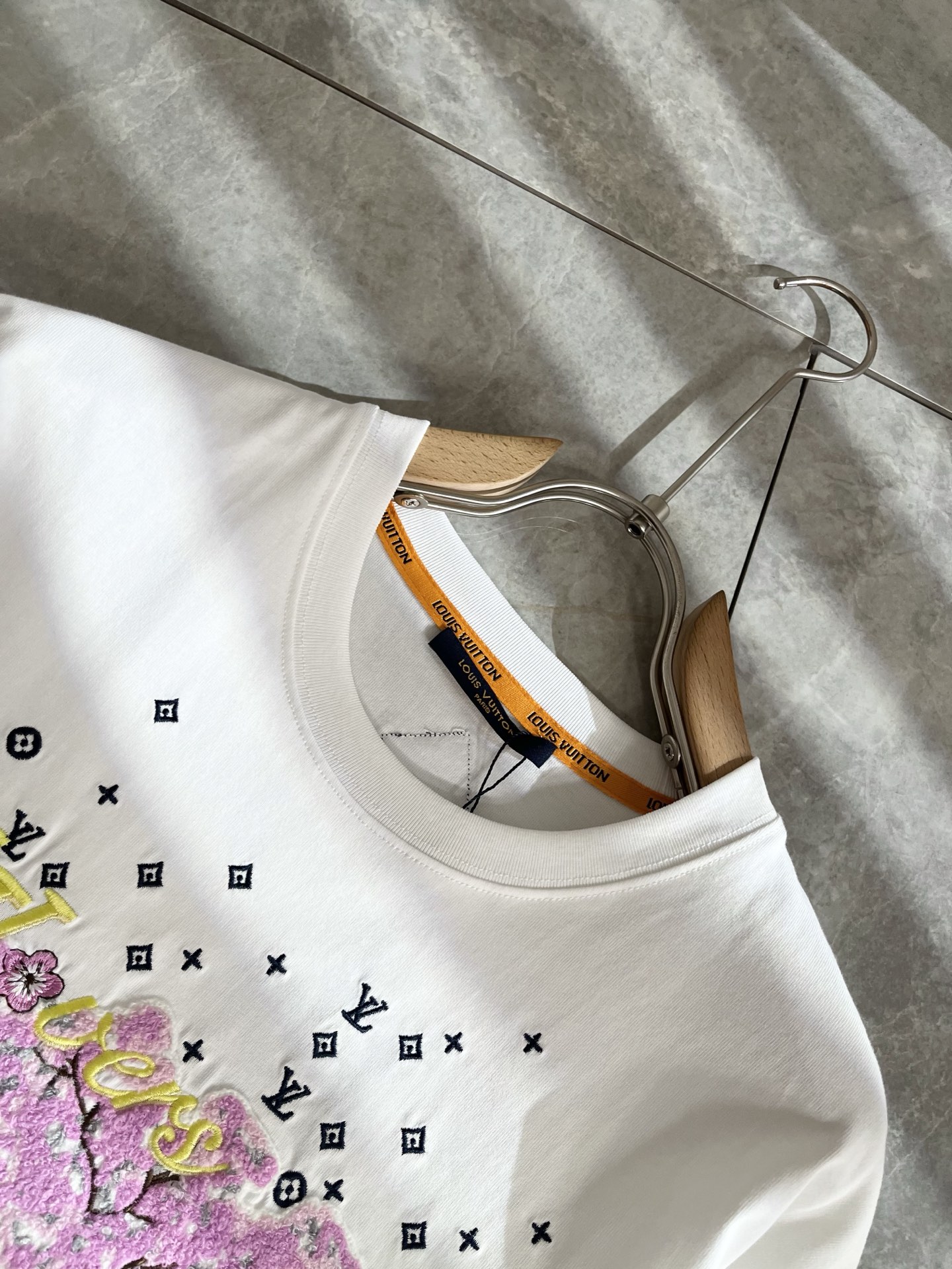 LouisVuitt*路易*登 2025春夏全新系列单品上线，非常时髦前卫的一款男女同款短袖T恤，标识l