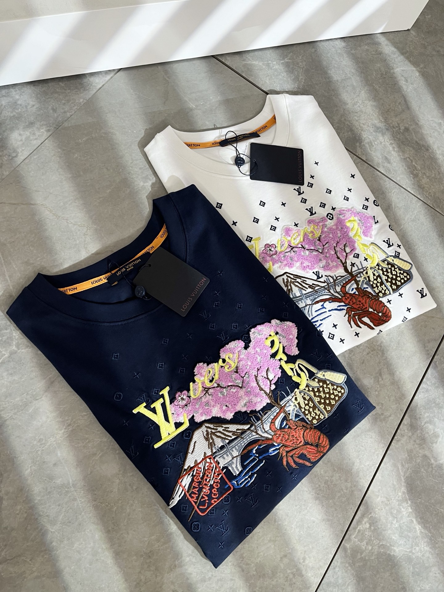 LouisVuitt*路易*登 2025春夏全新系列单品上线，非常时髦前卫的一款男女同款短袖T恤，标识l