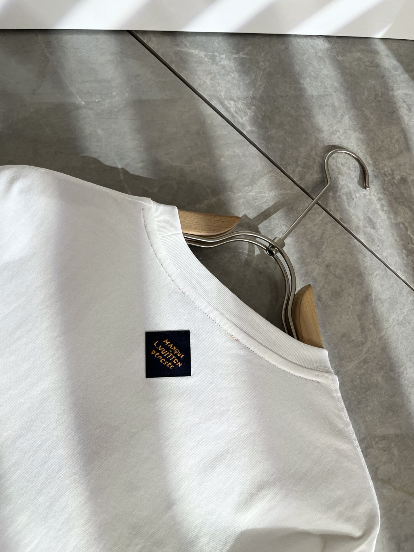 LouisVuitt*路易*登 2025春夏全新系列单品上线，非常时髦前卫的一款男女同款短袖T恤，标识l