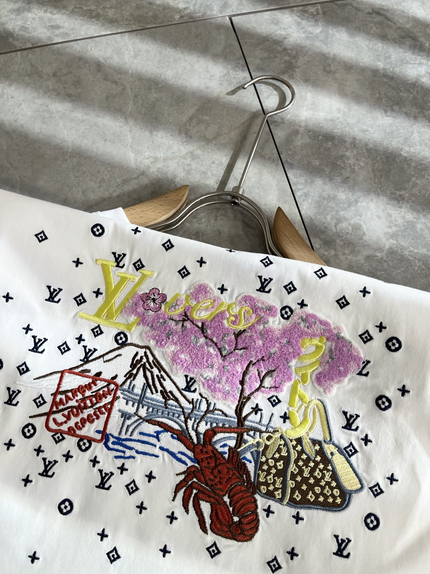 LouisVuitt*路易*登 2025春夏全新系列单品上线，非常时髦前卫的一款男女同款短袖T恤，标识l