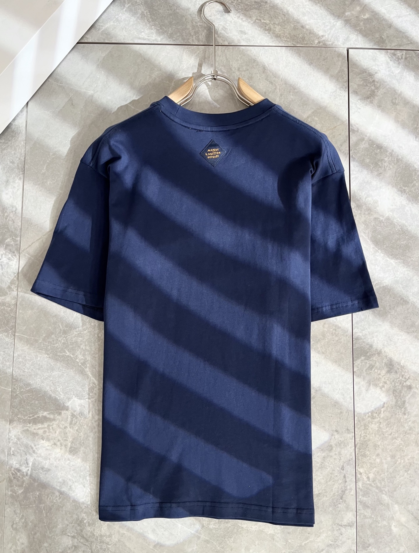 LouisVuitt*路易*登 2025春夏全新系列单品上线，非常时髦前卫的一款男女同款短袖T恤，标识l