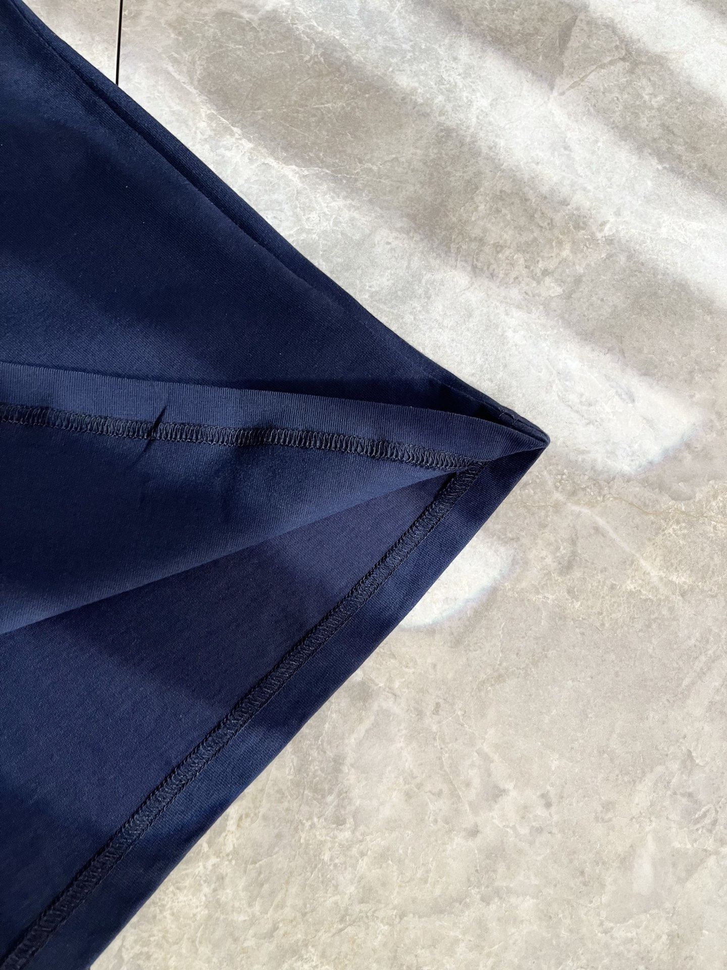 LouisVuitt*路易*登 2025春夏全新系列单品上线，非常时髦前卫的一款男女同款短袖T恤，标识l