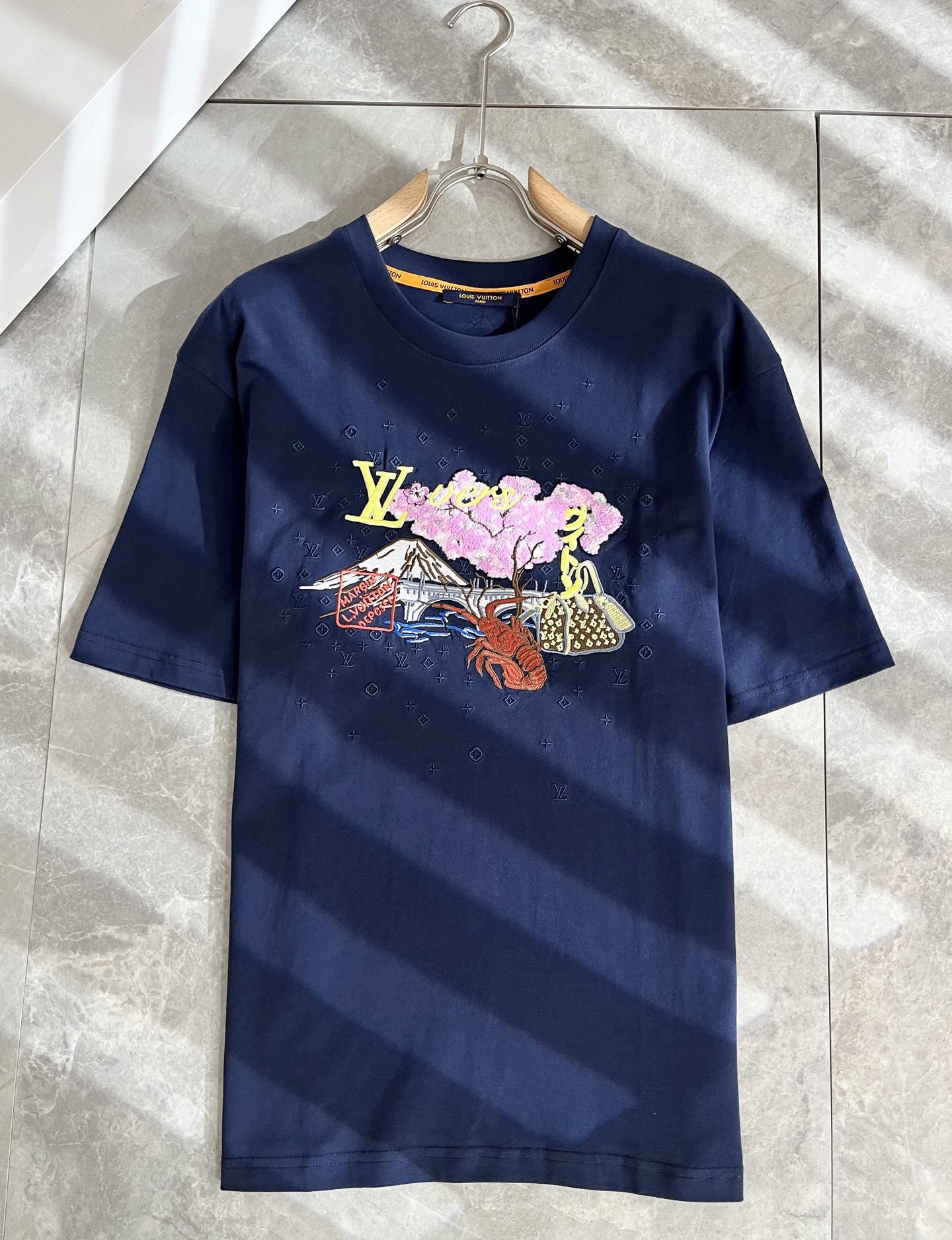 LouisVuitt*路易*登 2025春夏全新系列单品上线，非常时髦前卫的一款男女同款短袖T恤，标识l