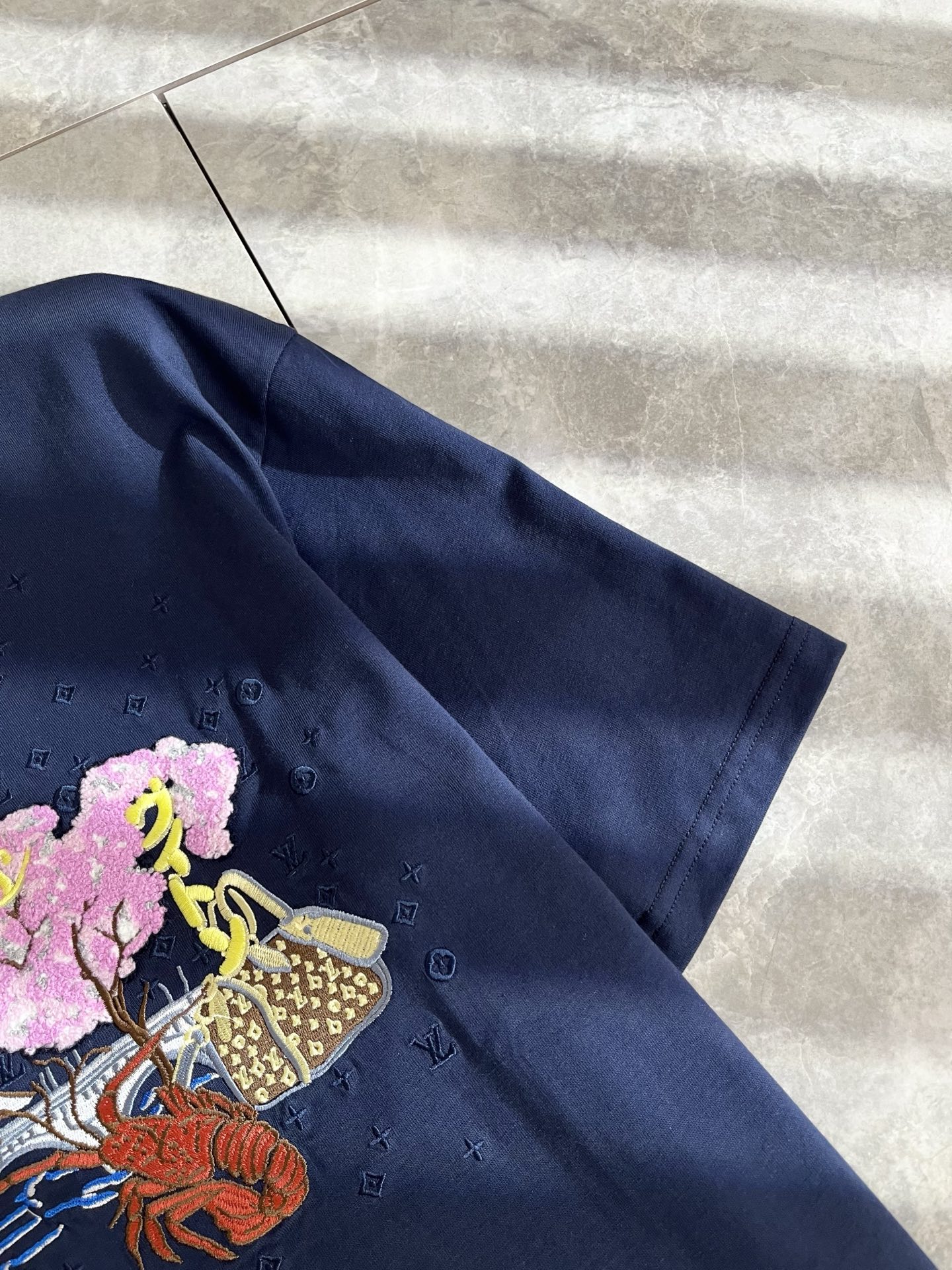 LouisVuitt*路易*登 2025春夏全新系列单品上线，非常时髦前卫的一款男女同款短袖T恤，标识l