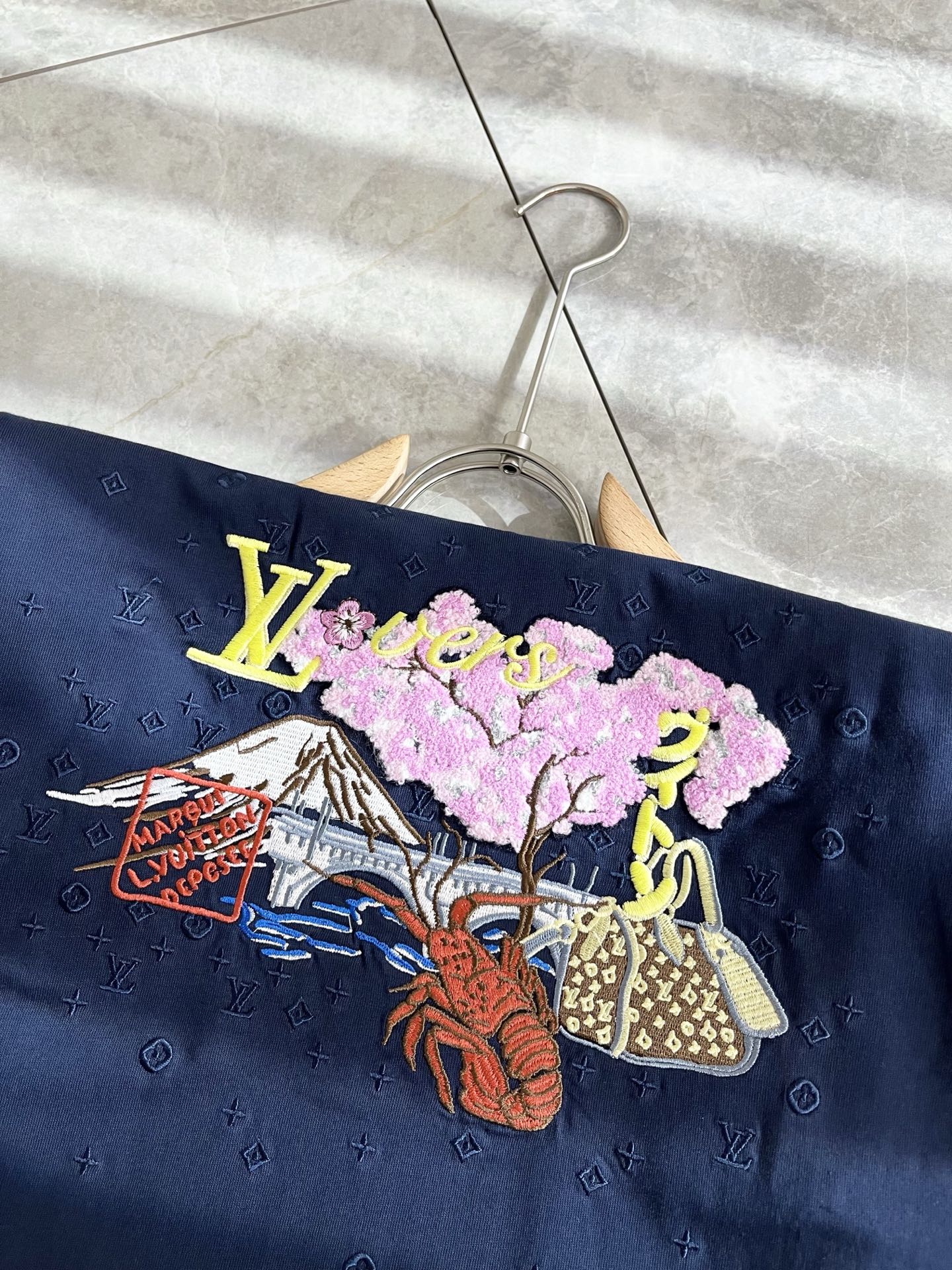 LouisVuitt*路易*登 2025春夏全新系列单品上线，非常时髦前卫的一款男女同款短袖T恤，标识l