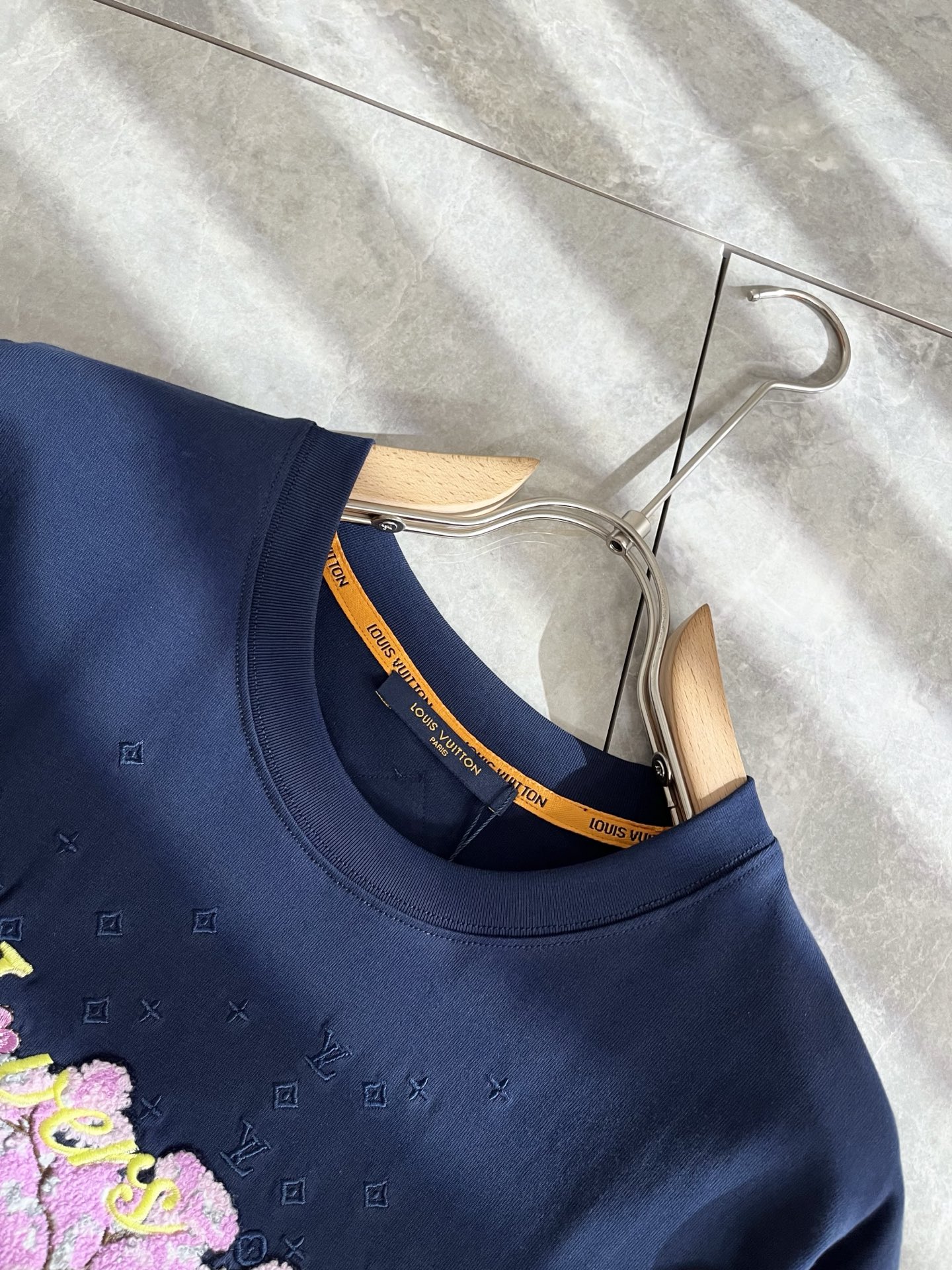 LouisVuitt*路易*登 2025春夏全新系列单品上线，非常时髦前卫的一款男女同款短袖T恤，标识l