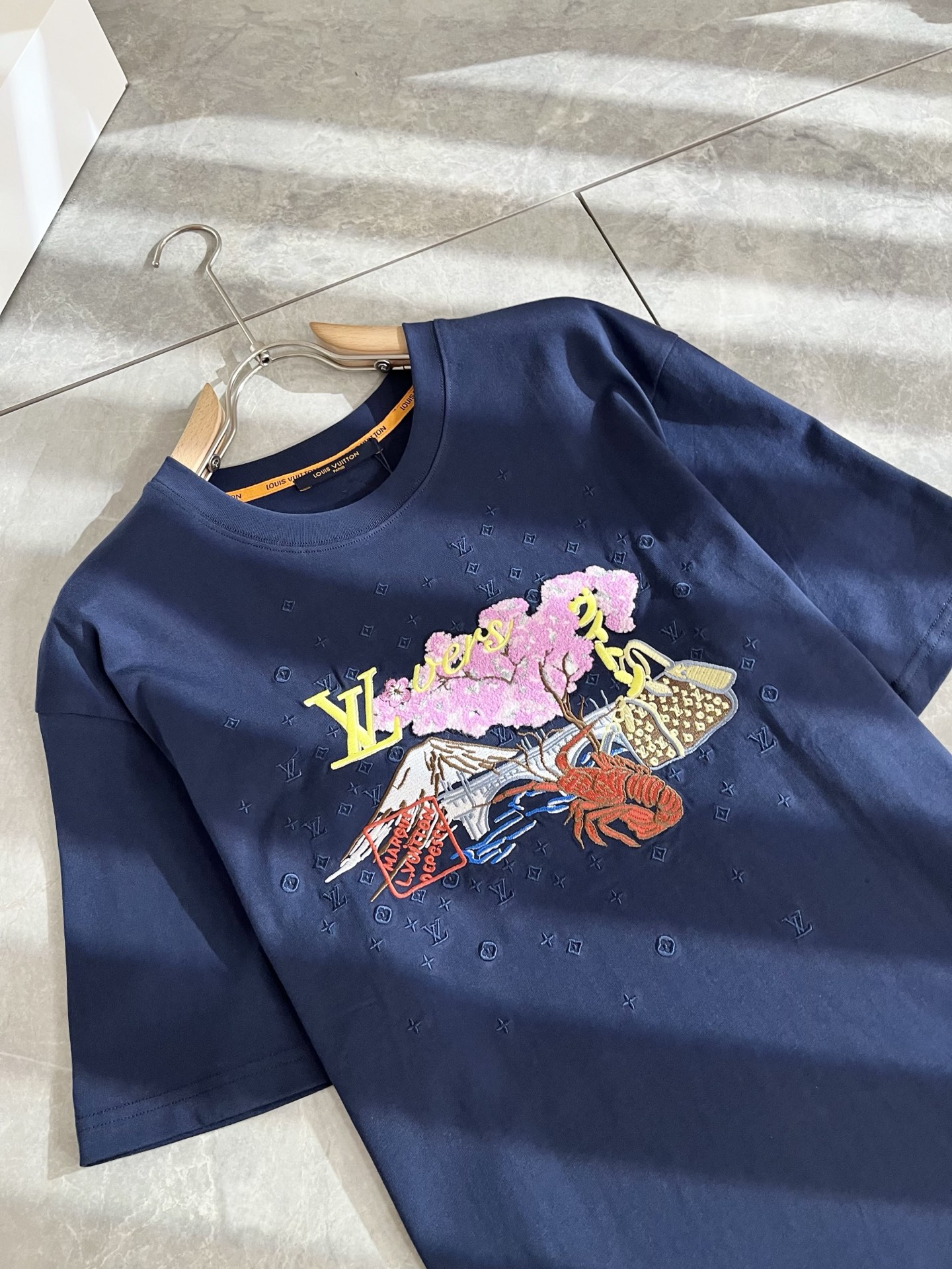 LouisVuitt*路易*登 2025春夏全新系列单品上线，非常时髦前卫的一款男女同款短袖T恤，标识l