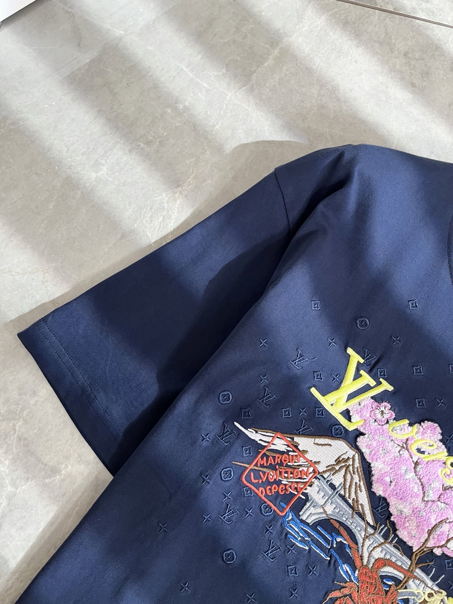 LouisVuitt*路易*登 2025春夏全新系列单品上线，非常时髦前卫的一款男女同款短袖T恤，标识l