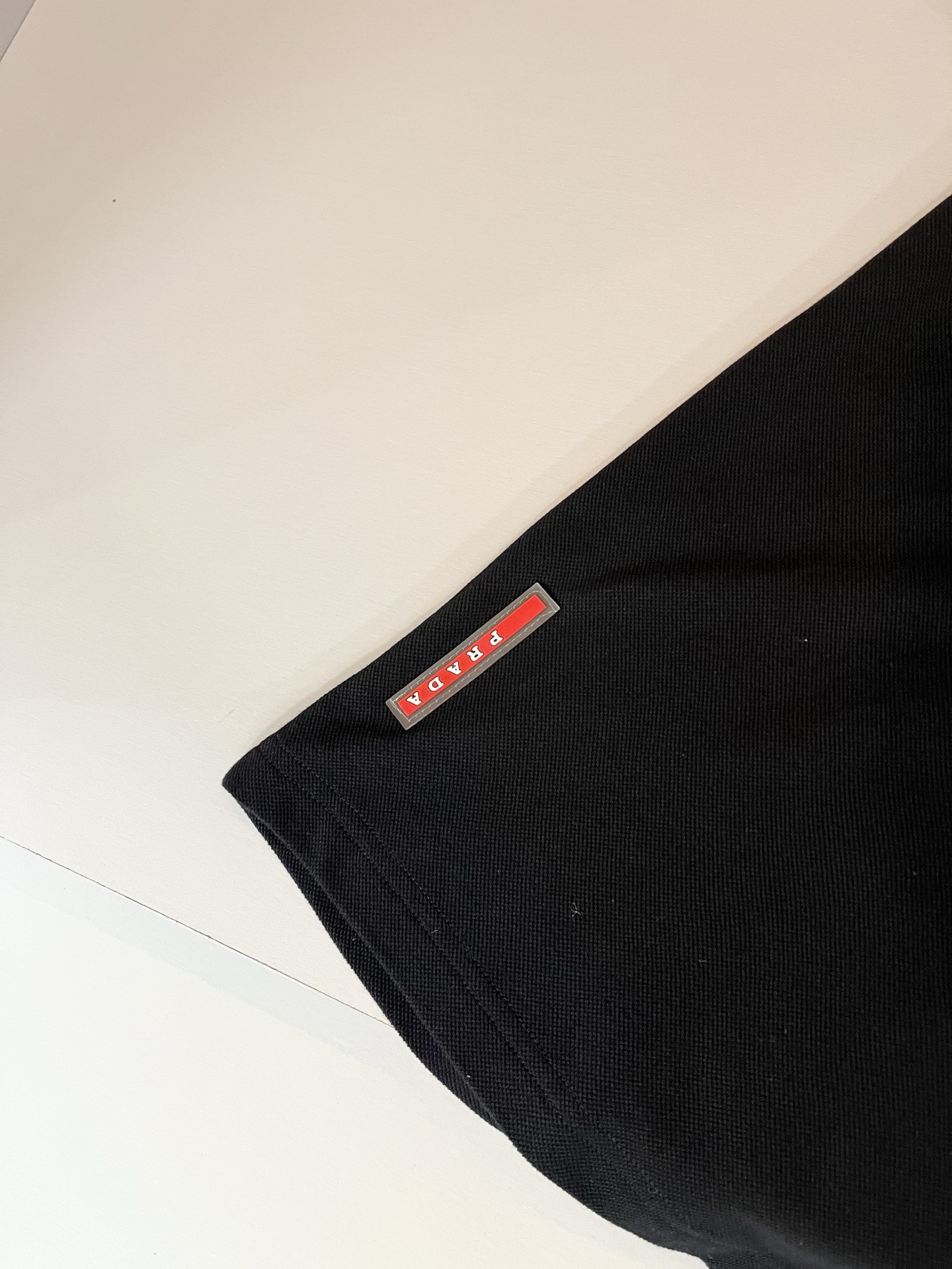 Prad*普*达 2025春夏季新款经典元素短袖Polo衫，经典大方的款式，可以穿十年都还是流行的那种，