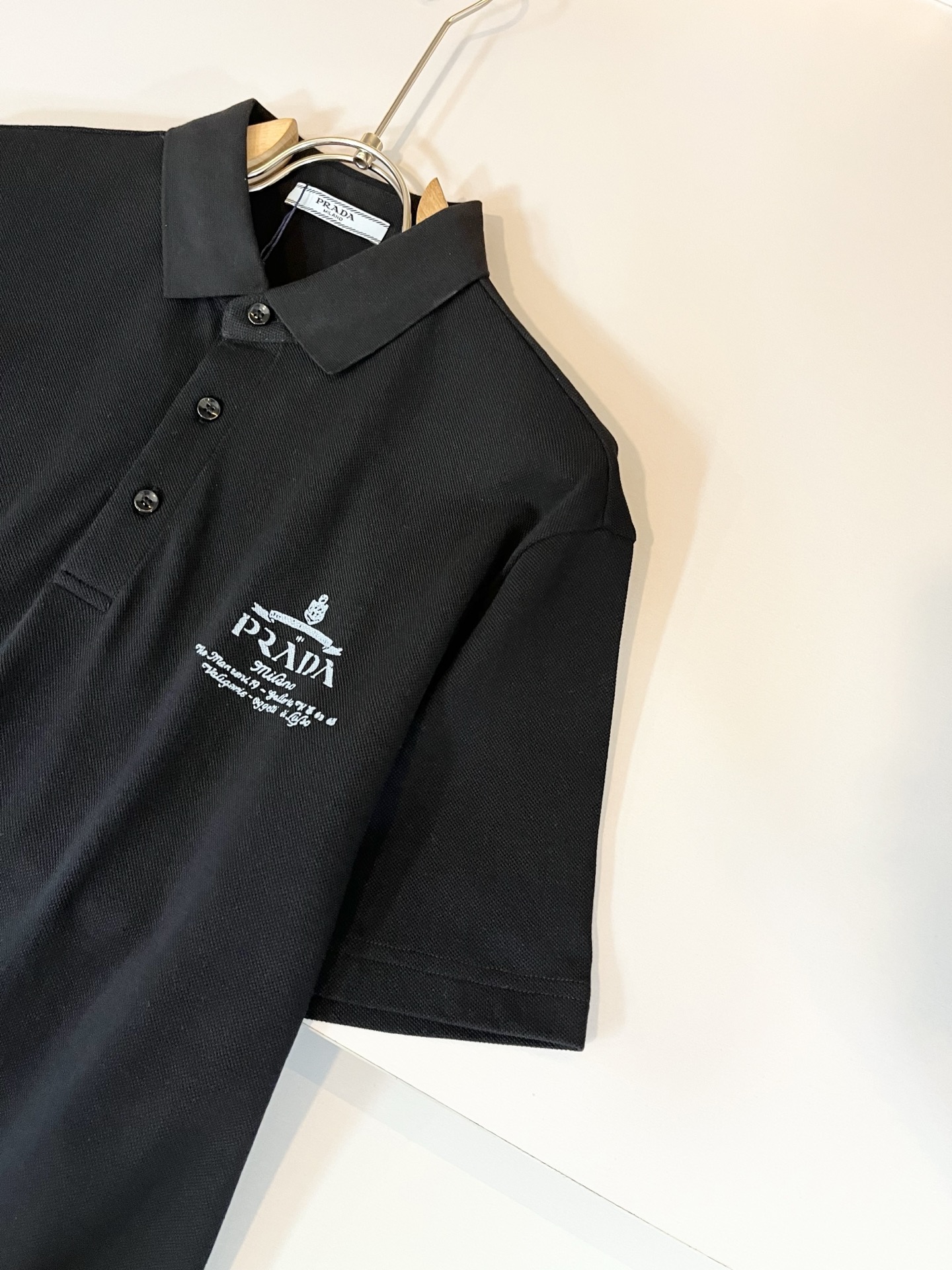Prad*普*达 2025春夏季新款经典元素短袖Polo衫，经典大方的款式，可以穿十年都还是流行的那种，