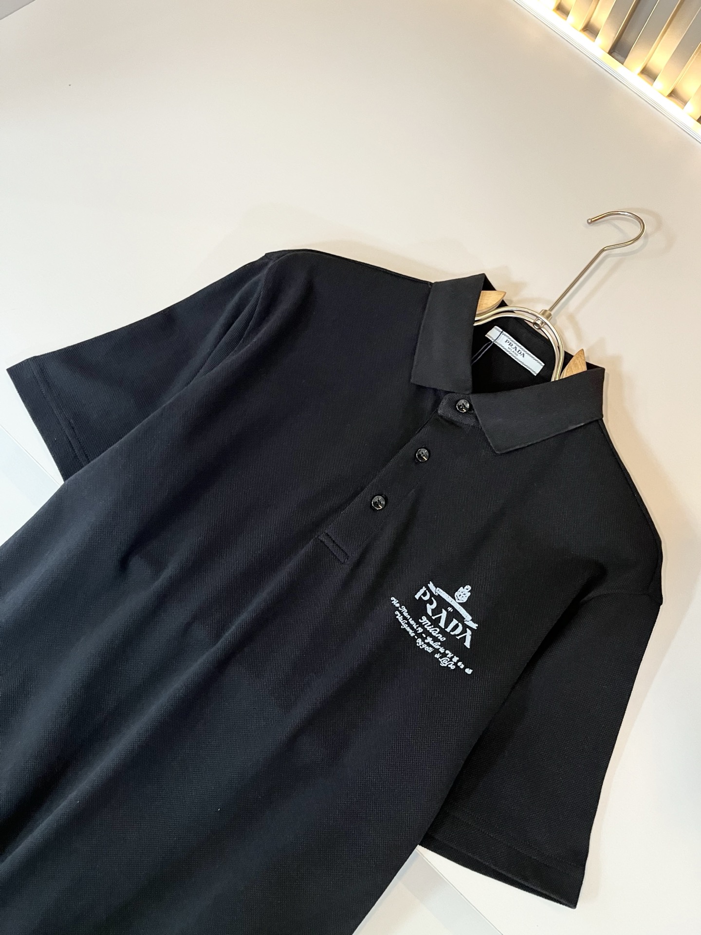 Prad*普*达 2025春夏季新款经典元素短袖Polo衫，经典大方的款式，可以穿十年都还是流行的那种，
