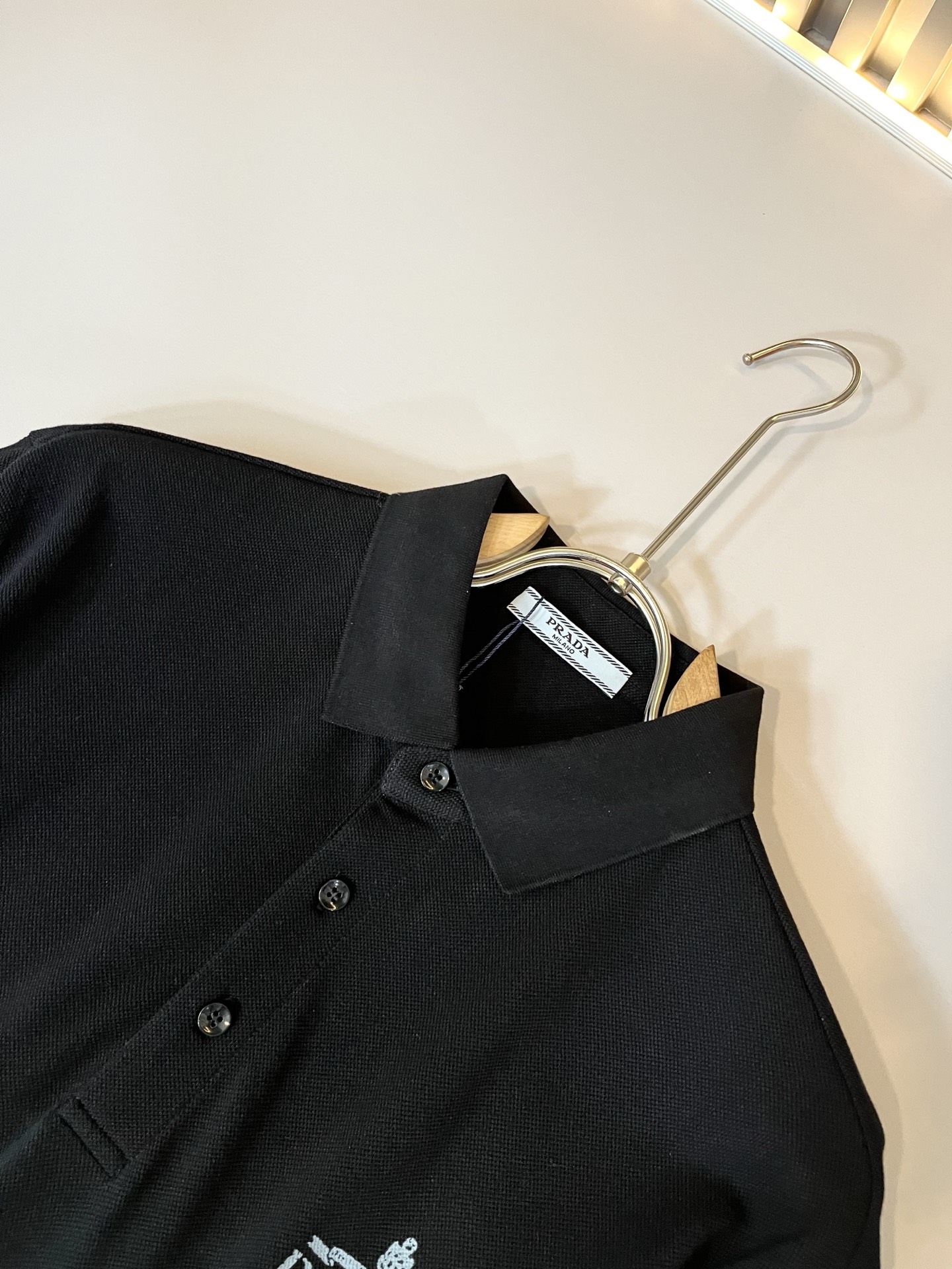 Prad*普*达 2025春夏季新款经典元素短袖Polo衫，经典大方的款式，可以穿十年都还是流行的那种，