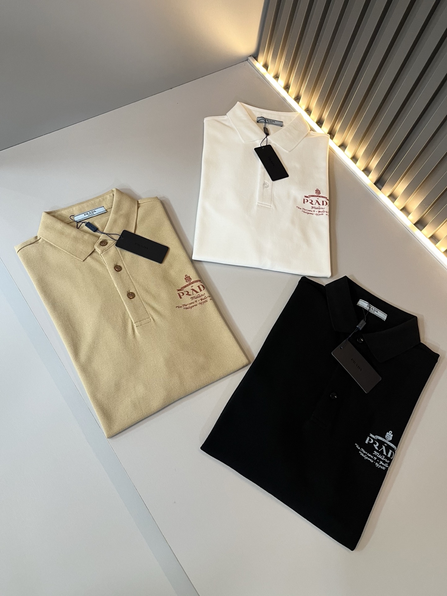 NO:514077,Prad*Pu*da 2025 spring and summer new classic element short-sleeved Polo shirt, a classic and elegant style, the kind that can be worn for ten years, you must collect a few pieces, and you must collect the rare and exquisite style!  A good taste!  It is important that it cannot avoid any season when it is imported 100% top-grade bead floor cotton!  Fine weaving!  solid!  One of the best cottons recognized in the world!  The texture is perfect! The chest logo pattern printing design!  Perfectly enrich everyone's visual sense!  Make you feel clean and neat!  Fashionable and beautiful!  !  Only by wearing Prada's short-sleeved shirt can you know what is worth it!  PRADA has always been a quality life pursued by European aristocrats and upper class scholars. This simple and casual versatile T-shirt is a personal luxury item with fashionable colors. Luxury materials and rigorous craftsmanship are the main tools for PRADA to attract fans. The flat and stylish round neck is warm, comfortable and easy to wear. The black and white colors have their own tone and handsome, and it is truly a world-class style!  The brand's design details are very exquisite, the upper body is light and stylish, and you have to buy the latest T-shirt every season. Faced with this consumable, it will save you the trouble of going out and outfitting. There are many letter T-shirts on the market, but this one is still rare to see. The streamlined tailoring and a light casual and artistic temperament give you enough spring to arrange the surface. Every person who pursues fashion, you might as well try it on the upper body!  Size M-3XL, prada, prada, T-shirt,tees, t-shirt,alexander wang19860909Prad*普*达 2025春夏季新款经典元素短袖Polo衫,经典大方的款式,可以穿十年都还是流行的那种,你一定要收藏几件,难得精致极致的款,你一定要收！好品味的一件！重要到哪个季节都绕不开它百分百进口顶级珠地棉！织法精细！结实！世界公认最好的棉之一！手感质感都极完美! 胸口logo图案印花设计！完美的丰富大家的视觉感！让你感觉干净利落！时尚又好看！！穿上普拉达的这款短袖,才知道什么是人间太值得！PRADA一直都是欧洲贵族和上流社会雅士追求的品质生活这款简易休闲百搭T恤更是穿出个人奢侈的单品色彩时尚 奢侈的材质和严谨的工艺是PRADA圈粉的主要利器平整有型的圆领,版型温暖舒适好穿又好搭,黑白双色自带腔调和帅气,真正的一款打天下！品牌的设计细节十分考究,上身轻便有型,每季都要入手最新的T恤,面对这种消耗品,直接省了你出门穿搭的烦恼,市面上的字母T恤有很多,但这款还很难得一见了,信手拈来的流线剪裁,淡淡的休闲文艺气质,给足春日的排面,每个对时髦度有追求的你,都不妨上身一试！尺码M-3XL,,prada,prada,T-shirt,tees，t-shirt,alexander wang,Men's clothing