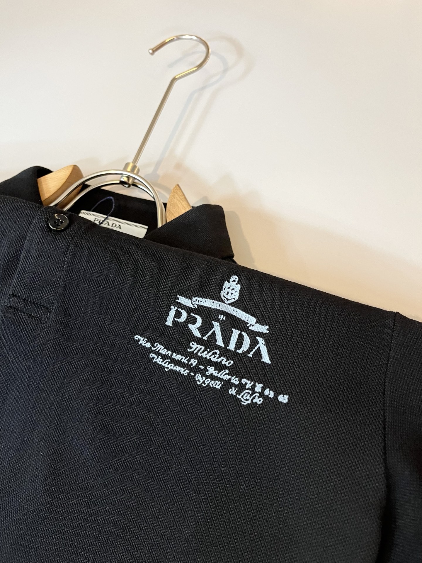 Prad*普*达 2025春夏季新款经典元素短袖Polo衫，经典大方的款式，可以穿十年都还是流行的那种，