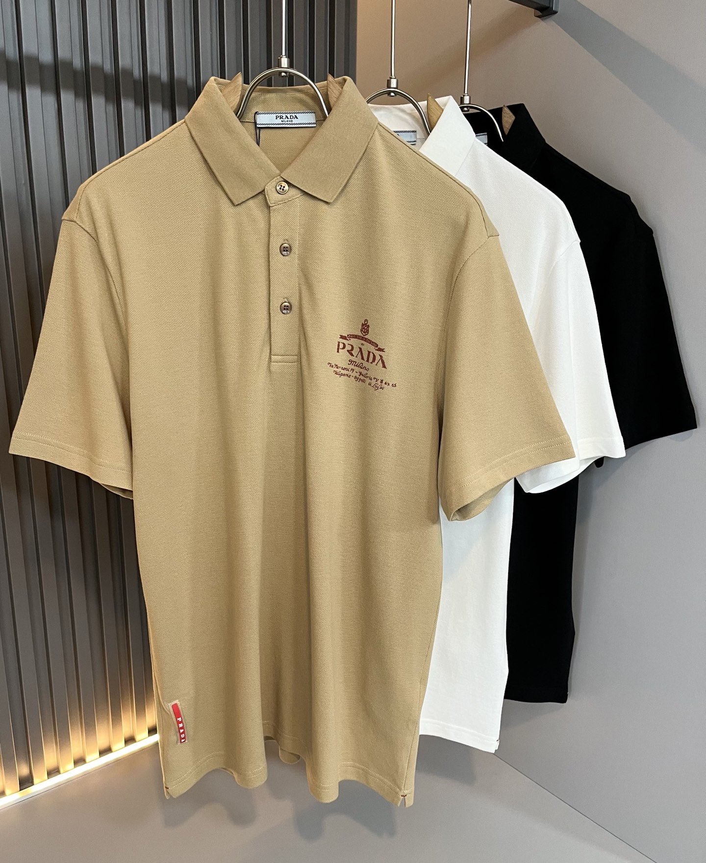 NO:514081,Prad*Pu*da 2025 spring and summer new classic element short-sleeved Polo shirt, a classic and elegant style, the kind that can be worn for ten years, you must collect a few pieces, and you must collect the rare and exquisite style!  A good taste!  It is important that it cannot avoid any season when it is imported 100% top-grade bead floor cotton!  Fine weaving!  solid!  One of the best cottons recognized in the world!  The texture is perfect! The chest logo pattern printing design!  Perfectly enrich everyone's visual sense!  Make you feel clean and neat!  Fashionable and beautiful!  !  Only by wearing Prada's short-sleeved shirt can you know what is worth it!  PRADA has always been a quality life pursued by European aristocrats and upper class scholars. This simple and casual versatile T-shirt is a personal luxury item with fashionable colors. Luxury materials and rigorous craftsmanship are the main tools for PRADA to attract fans. The flat and stylish round neck is warm, comfortable and easy to wear. The black and white colors have their own tone and handsome, and it is truly a world-class style!  The brand's design details are very exquisite, the upper body is light and stylish, and you have to buy the latest T-shirt every season. Faced with this consumable, it will save you the trouble of going out and outfitting. There are many letter T-shirts on the market, but this one is still rare to see. The streamlined tailoring and a light casual and artistic temperament give you enough spring to arrange the surface. Every person who pursues fashion, you might as well try it on the upper body!  Size M-3XL, prada, prada, T-shirt,tees, t-shirt,alexander wang19860909Prad*普*达 2025春夏季新款经典元素短袖Polo衫,经典大方的款式,可以穿十年都还是流行的那种,你一定要收藏几件,难得精致极致的款,你一定要收！好品味的一件！重要到哪个季节都绕不开它百分百进口顶级珠地棉！织法精细！结实！世界公认最好的棉之一！手感质感都极完美! 胸口logo图案印花设计！完美的丰富大家的视觉感！让你感觉干净利落！时尚又好看！！穿上普拉达的这款短袖,才知道什么是人间太值得！PRADA一直都是欧洲贵族和上流社会雅士追求的品质生活这款简易休闲百搭T恤更是穿出个人奢侈的单品色彩时尚 奢侈的材质和严谨的工艺是PRADA圈粉的主要利器平整有型的圆领,版型温暖舒适好穿又好搭,黑白双色自带腔调和帅气,真正的一款打天下！品牌的设计细节十分考究,上身轻便有型,每季都要入手最新的T恤,面对这种消耗品,直接省了你出门穿搭的烦恼,市面上的字母T恤有很多,但这款还很难得一见了,信手拈来的流线剪裁,淡淡的休闲文艺气质,给足春日的排面,每个对时髦度有追求的你,都不妨上身一试！尺码M-3XL,,prada,prada,T-shirt,tees，t-shirt,alexander wang,Men's clothing