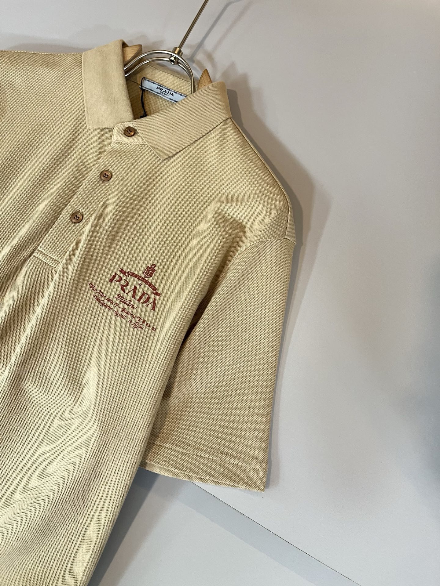 Prad*普*达 2025春夏季新款经典元素短袖Polo衫，经典大方的款式，可以穿十年都还是流行的那种，