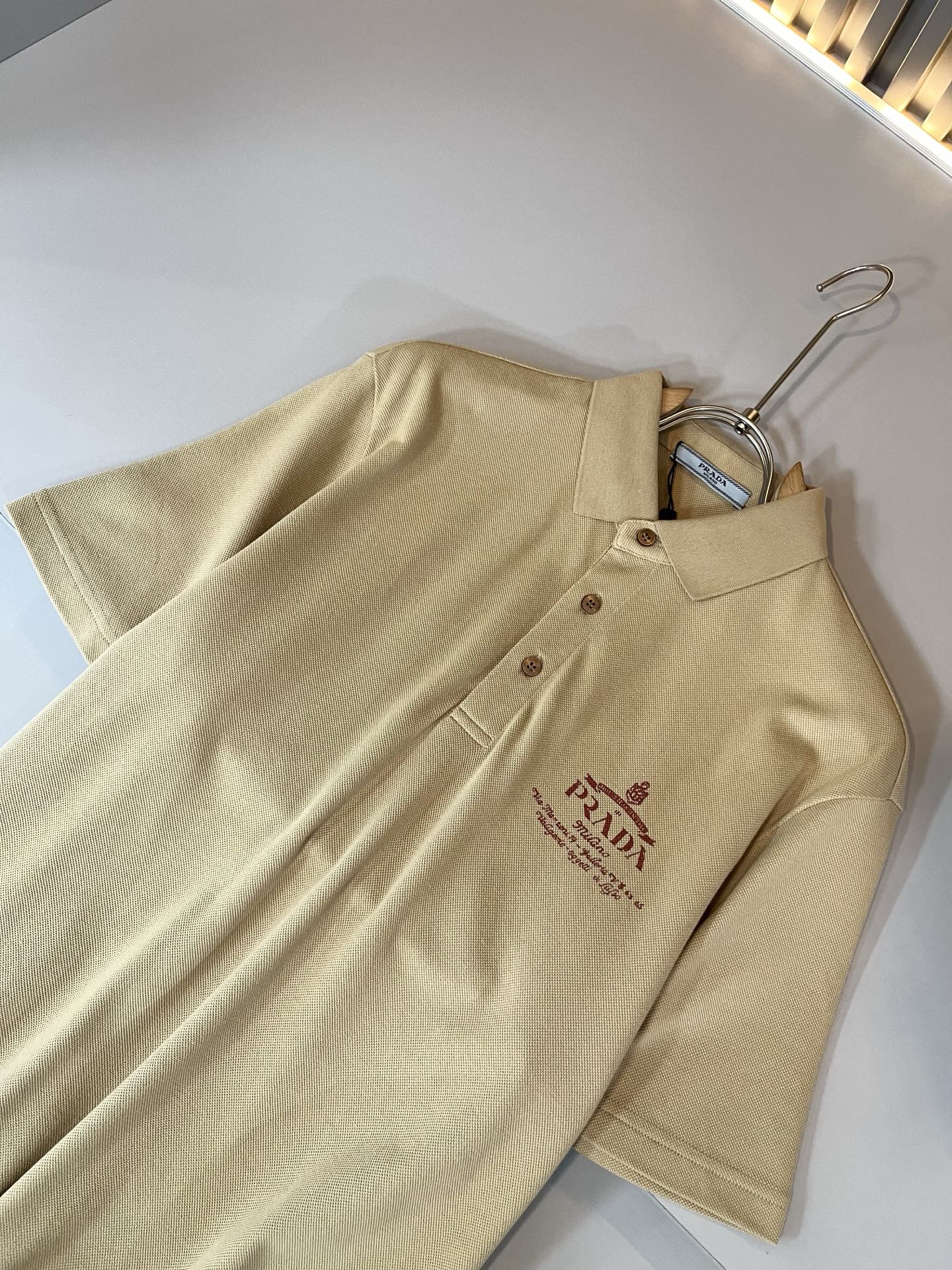 Prad*普*达 2025春夏季新款经典元素短袖Polo衫，经典大方的款式，可以穿十年都还是流行的那种，