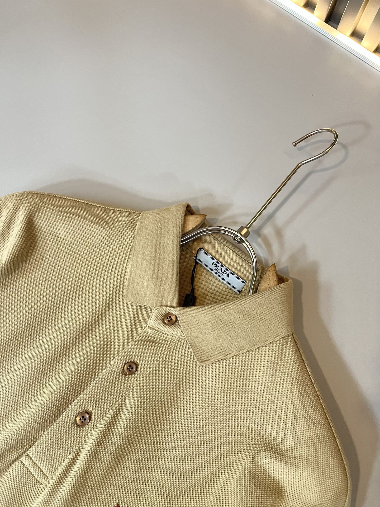 Prad*普*达 2025春夏季新款经典元素短袖Polo衫，经典大方的款式，可以穿十年都还是流行的那种，