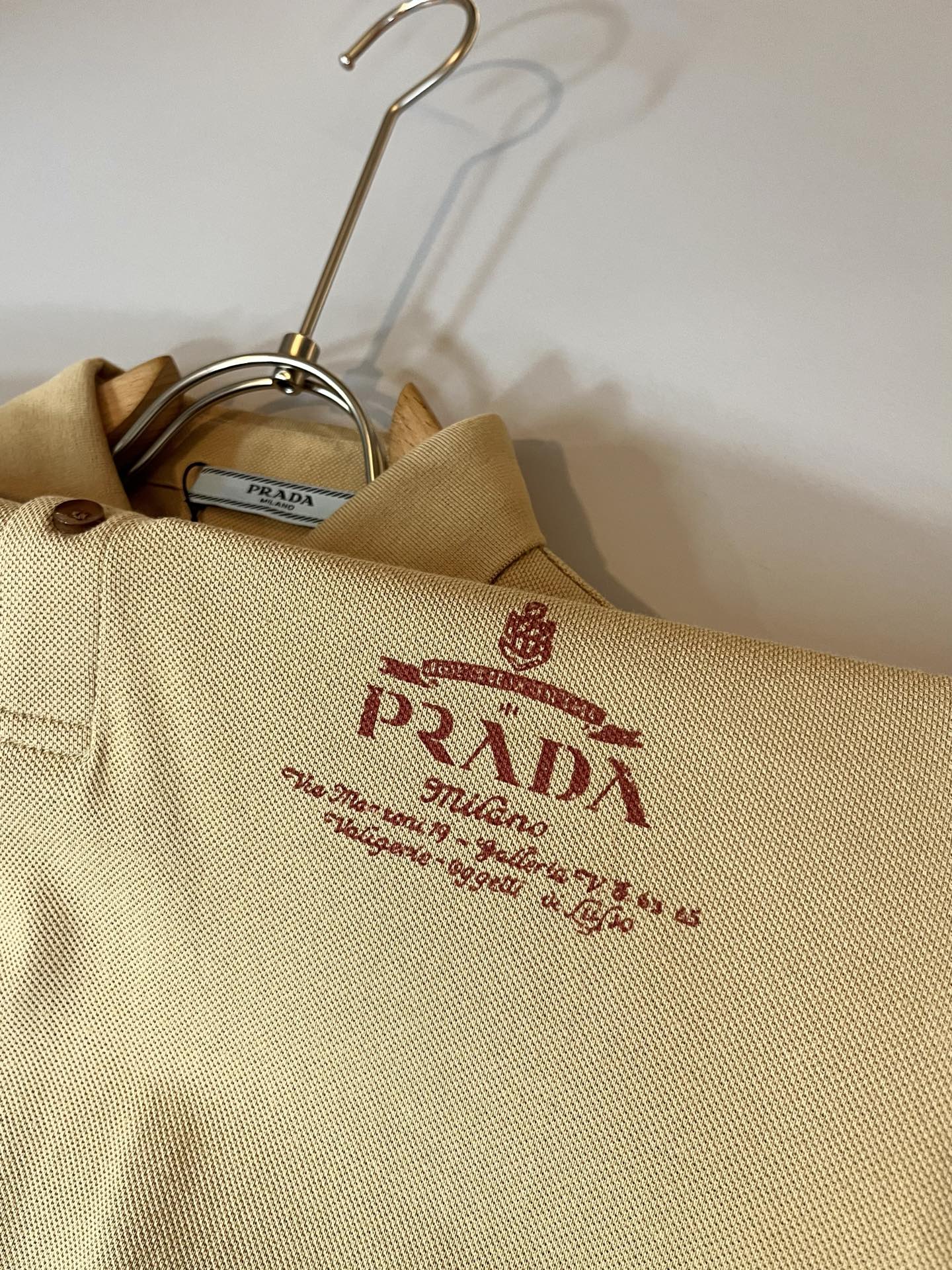 Prad*普*达 2025春夏季新款经典元素短袖Polo衫，经典大方的款式，可以穿十年都还是流行的那种，