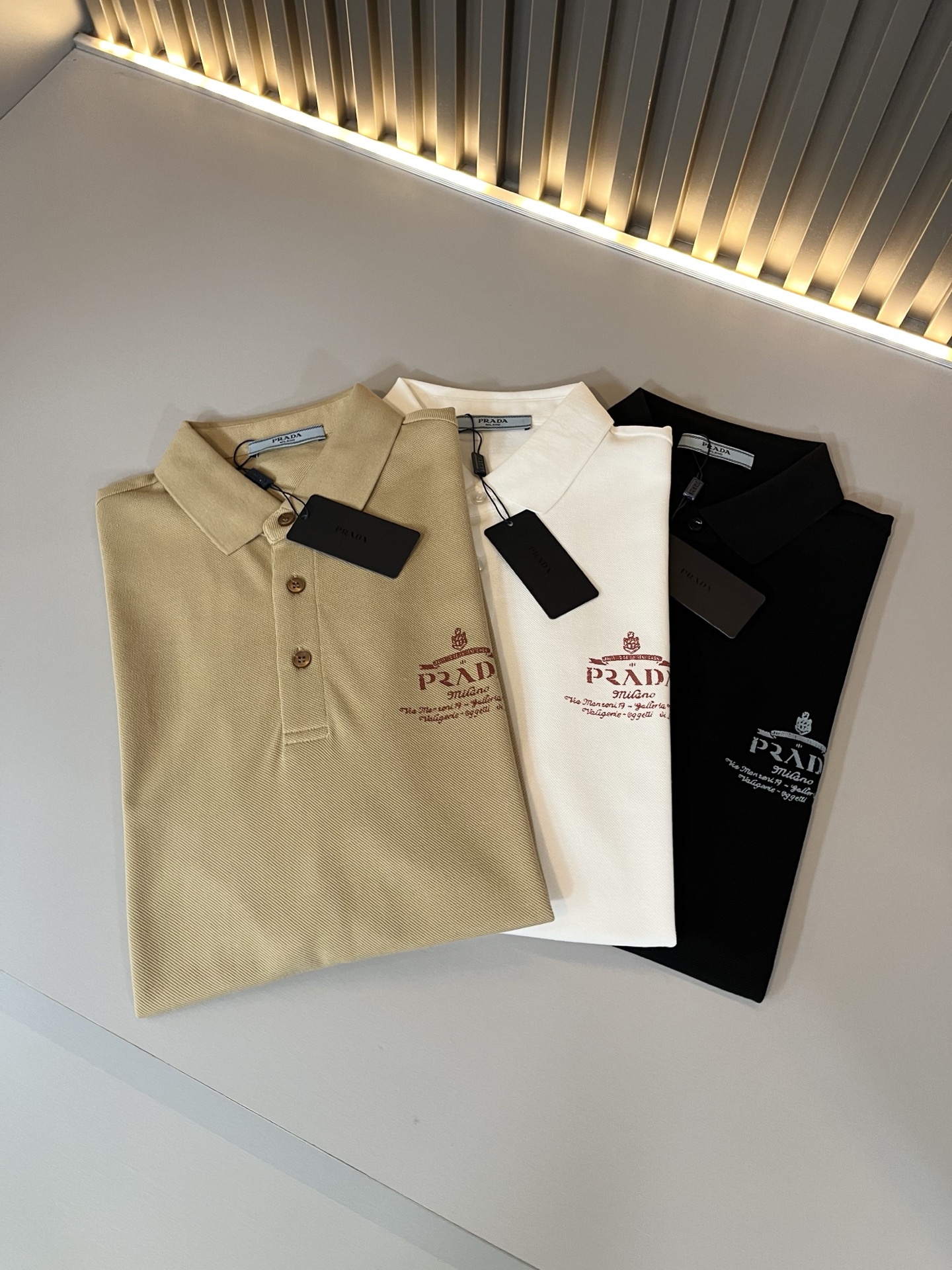 Prad*普*达 2025春夏季新款经典元素短袖Polo衫，经典大方的款式，可以穿十年都还是流行的那种，