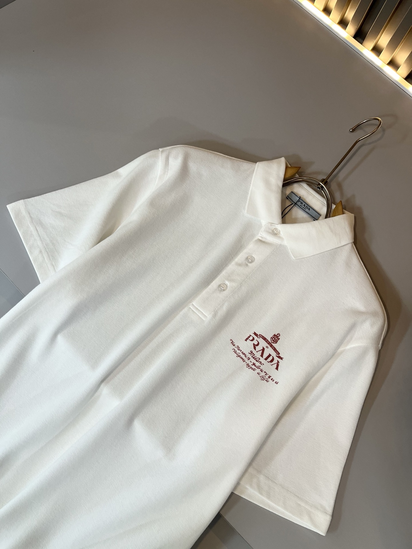 Prad*普*达 2025春夏季新款经典元素短袖Polo衫，经典大方的款式，可以穿十年都还是流行的那种，