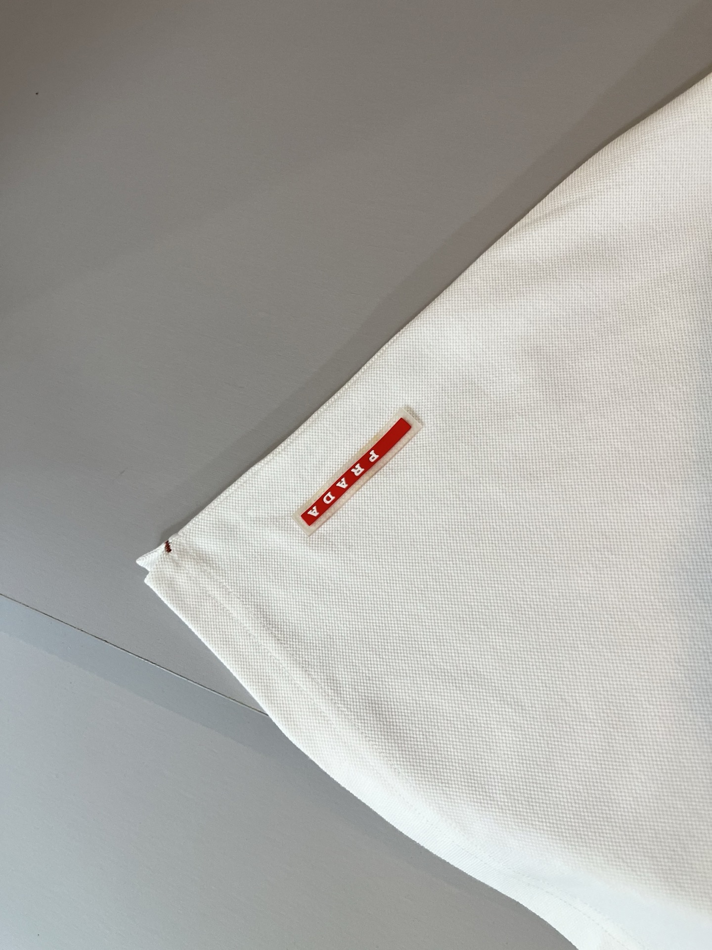 Prad*普*达 2025春夏季新款经典元素短袖Polo衫，经典大方的款式，可以穿十年都还是流行的那种，