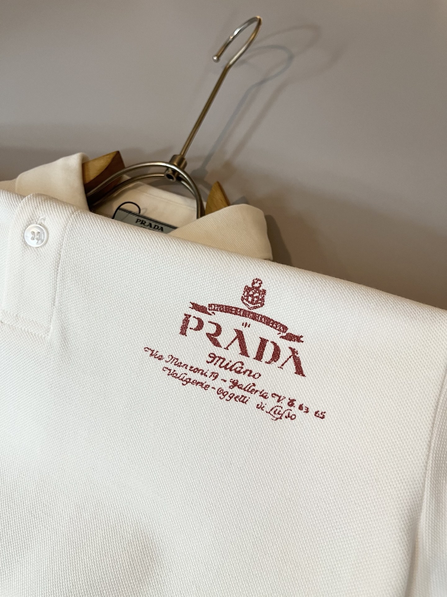 Prad*普*达 2025春夏季新款经典元素短袖Polo衫，经典大方的款式，可以穿十年都还是流行的那种，