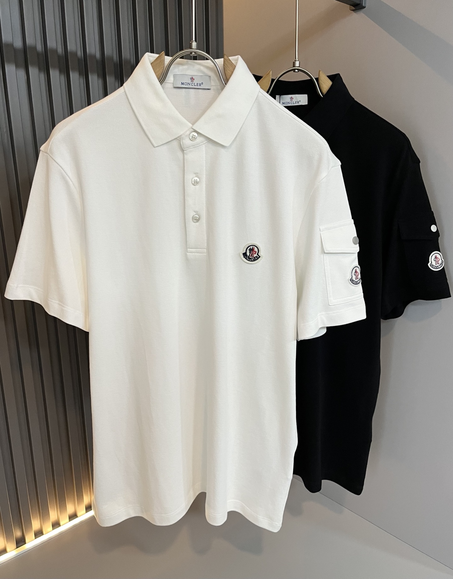 NO:515146,MON Meng**kou 2025 spring and summer new men's original single men's short-sleeved POLO shirt, trading company goods, and the official website is available at the same time!  This type of basic items is a must-see every season. It is equipped with imported pearl mesh cotton, which has both comfort and breathability, and the overall visual value is full, and the logo embroidery badge is modified!  A single item with extremely high dressing rate!  Standard style and tailoring, comfortable stretching, and unrestrained exercise!  The lapel design meets the needs of simple styles, while having strong practical wearability, high-end, atmospheric and high-end!  Universal and versatile model. Size M-3XL, T-shirt, alexander wang19860909MON蒙**口2025春夏新款男士原单男士短袖POLO衫,贸易公司货,官网同步发售！此类型的基础单品是每季必出现的,客供进口珠地网眼棉,舒适性与透气性兼备,整体视觉值满分,标志logo刺绣徽章修饰！穿搭率极高的单品！版型剪裁标准,伸展舒适,运动无拘束！翻领的设计在满足简约的风格上的需求同时,实穿性强,高端大气上档次！ 万能百搭款.尺码M-3XL,,T-shirt,alexander wang,Men's clothing