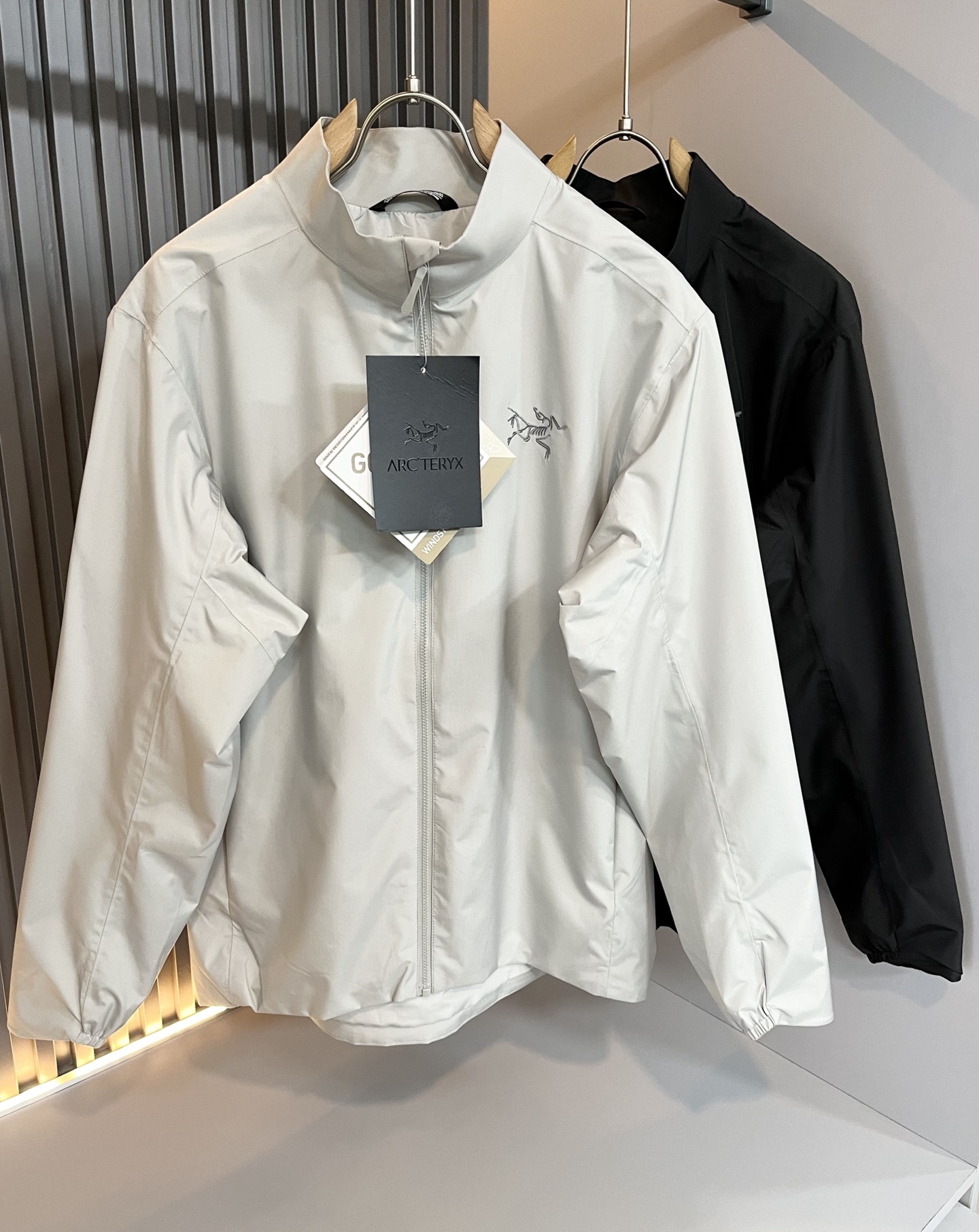 NO:515153,ARCTER*X Original Archaeological Bird 2025 early autumn new men and women's same jacket jacket, outdoor brands may first think of Canadian goose and Archaeological Bird. It gives people a feeling of trying out the label!  In addition to being quite accomplished in style design, the most obvious or most expert should be to have deeper and unique insights and attainments in fabrics. Through continuous structural research and problem-solving, and characterized by unique research on fabrics, these alone are enough to support it to become the first new logo brand image in the clothing manufacturing industry. This model is made of quick-drying fabric!  Through precision, the hand feels smooth and soft, and both has natural beauty and comfort. The large body style is cut cleanly and cleanly, and the fabric shows a different hazy structural beauty. It is made of exclusive mold customization. The fabric and its technology test the workers, can be smooth and smooth without wrinkles!  Embroidery design on chest logo pattern!  It really tests the handmade work of every master!  It makes the overall clean and neat, without leaving any thread. Now the neutrality that pursues life is more refined in life!  Size S-2XL, arc'teryx,jackets & coats,jackets & coats,alexander wang19860909ARCTER*X始*祖鸟 2025早秋新款男女同款夹克外套,户外品牌可能大家第一想到的就是加拿大鹅、始祖鸟.给人一种标签试的感觉！除了在款式设计上颇有造诣之外,最明显或者说最为拿手的,应该就是在面料上的拥有更深独特见解跟造诣了.通过不断地结构研究和问题处理,在以面料独特研究为特征,仅凭这些就已经足以支撑其成为服装制造行业中,首屈可数的新标志品牌形象.此款采用速干面料材质！通过精工手感细滑柔软,同时兼具自然美感跟舒适度.大身上版型裁剪简洁干净,面料上显现出了不一样朦胧的结构性美感来.独家开模定制而成,面料及其考验工人的技术,能做到平整服帖又不起皱！胸前logo图案刺绣设计！真的是很考验每位师傅的手工制作！使得整体干净利索,不留一丝线头.现在对于生活有所追求的中性也在生活中更为精致！尺码S-2XL,arc'teryx,jackets & coats,jackets & coats,alexander wang,Men's clothing