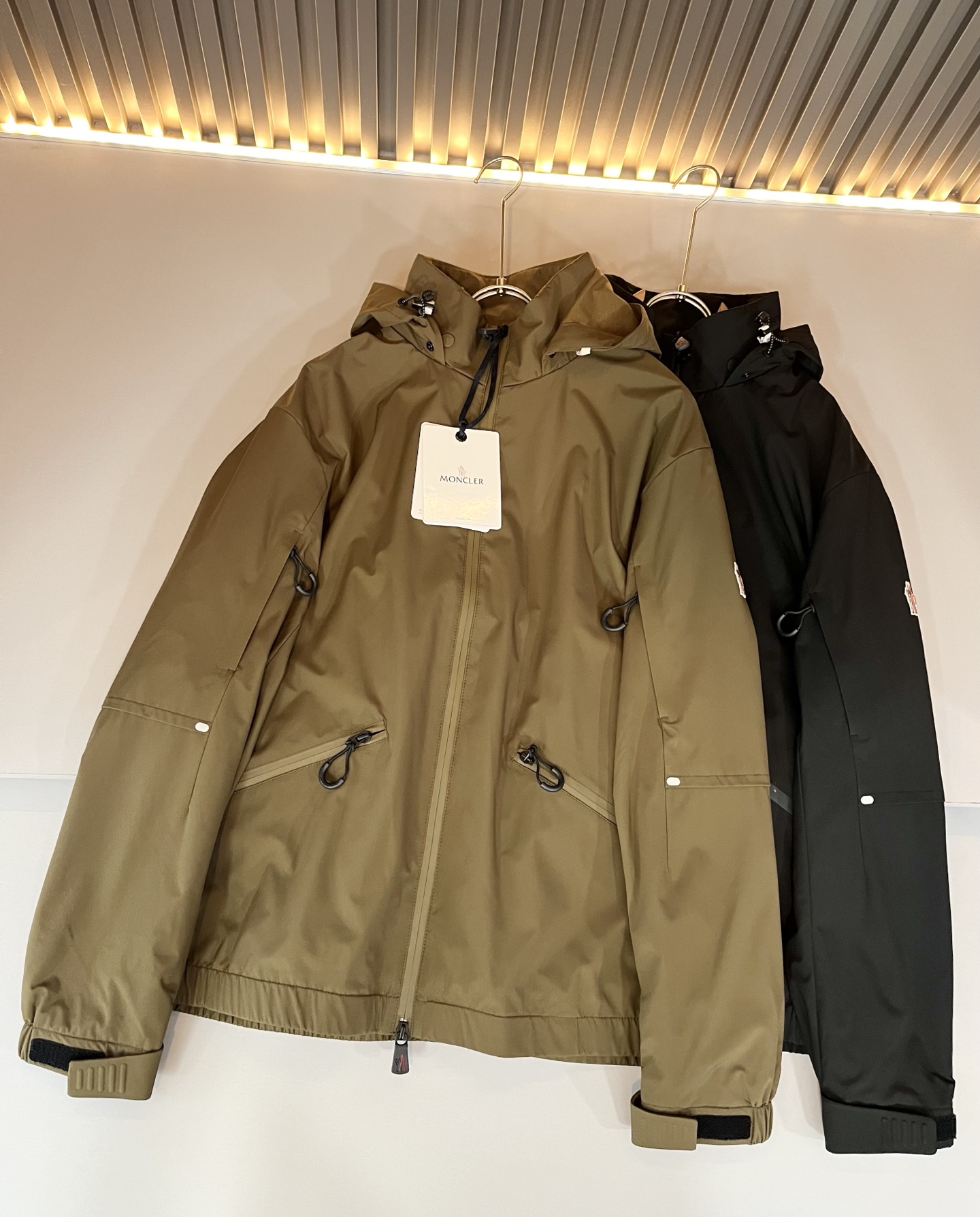 NO:523279,Monc*ler 2025 autumn and winter classic jacket, urban fashionable and casual style!  The fabric is super soft, cool and popular jacket. It is fashionable and urban versatile, breathable and fashionable and beautiful. The special fabrics are all polyester fiber fabrics imported from the UK. They are lightly shiny, unique texture, soft and smooth, and excellent details. They are not a product that ordinary fabrics can compare with. Logo badge design!  Very charming design, inner seam edging technology, customized original logo auxiliary material design!  The details are very in-depth. They give outdoor users full experience and perfect protection, allowing us to get closer to the challenges of nature. The minimalist seasonal design elements, the perfect slim fit style, highly recommended!  Size M-3XL, Jackets & coats, Jackets & coats, Alexander wang19860909Monc*ler蒙*口2025秋冬经典夹克外套,都市时尚休闲款！面料超软面料帅酷爆款夹克外套.时尚都市百搭款款,上身透气而且时尚靓丽,特供面料都是英国进口的聚酯纤维纤维面料,淡淡光泽,质感独特,手感柔嫩顺滑,细节出色 不是一般面料所能对比的产品.logo徽章设计！非常极具魅力的设计,内缝包边工艺,定制原版logo辅料设计！细节非常到位.给户外使用者充分的体验和完善的保护,让我们更接近大自然的挑战,极简当季的设计元素,完美修身版型,强烈推荐！尺码M-3XL,,jackets & coats,jackets & coats,alexander wang,Men's clothing