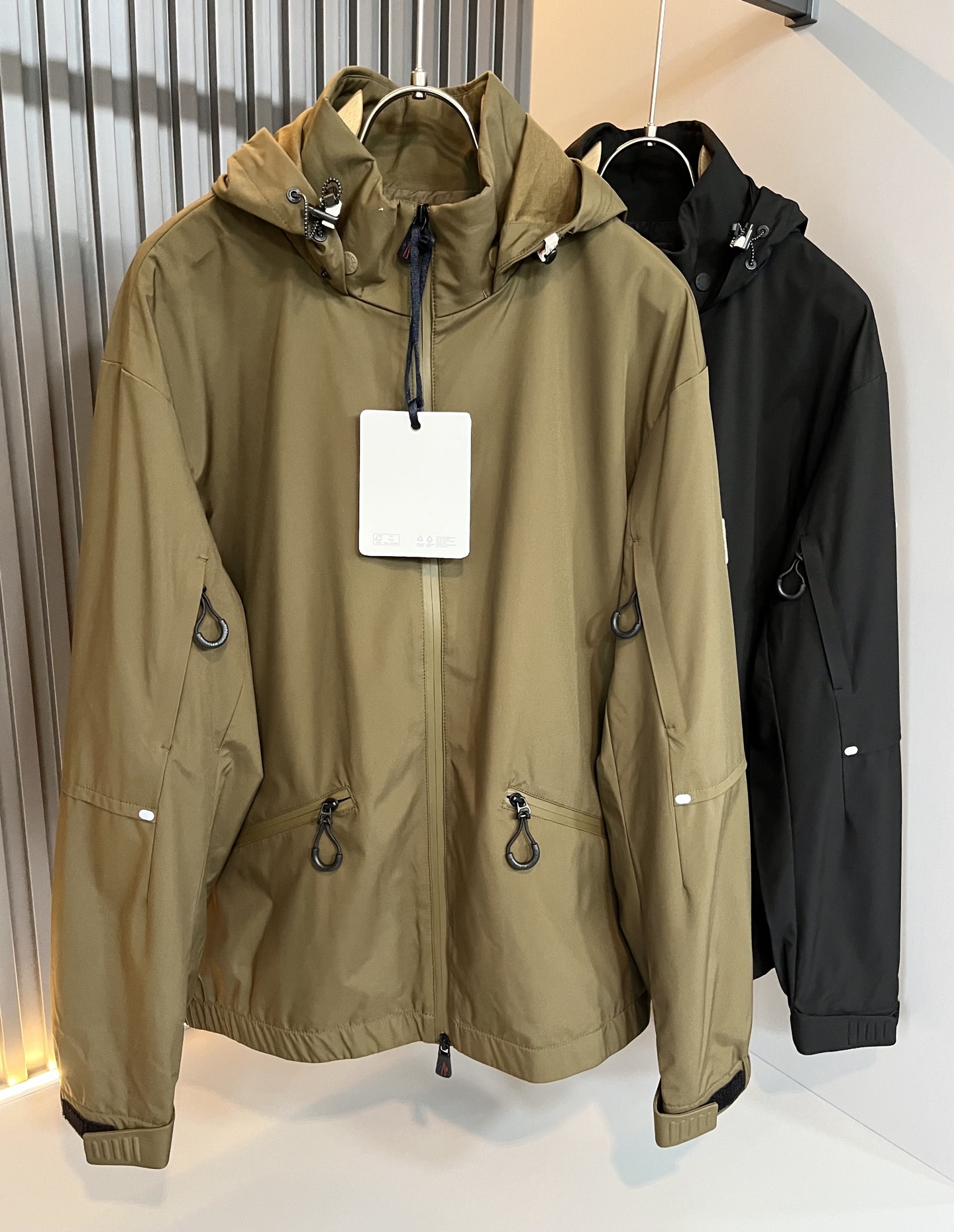 NO:515149,Monc*ler 2025 autumn and winter classic jacket, urban fashionable and casual style!  The fabric is super soft, cool and popular jacket. It is fashionable and urban versatile, breathable and fashionable and beautiful. The special fabrics are all polyester fiber fabrics imported from the UK. They are lightly shiny, unique texture, soft and smooth, and excellent details. They are not a product that ordinary fabrics can compare with. Logo badge design!  Very charming design, inner seam edging technology, customized original logo auxiliary material design!  The details are very in-depth. They give outdoor users full experience and perfect protection, allowing us to get closer to the challenges of nature. The minimalist seasonal design elements, the perfect slim fit style, highly recommended!  Size M-3XL, Jackets & coats, Jackets & coats, Alexander wang19860909Monc*ler蒙*口2025秋冬经典夹克外套,都市时尚休闲款！面料超软面料帅酷爆款夹克外套.时尚都市百搭款款,上身透气而且时尚靓丽,特供面料都是英国进口的聚酯纤维纤维面料,淡淡光泽,质感独特,手感柔嫩顺滑,细节出色 不是一般面料所能对比的产品.logo徽章设计！非常极具魅力的设计,内缝包边工艺,定制原版logo辅料设计！细节非常到位.给户外使用者充分的体验和完善的保护,让我们更接近大自然的挑战,极简当季的设计元素,完美修身版型,强烈推荐！尺码M-3XL,,jackets & coats,jackets & coats,alexander wang,Men's clothing