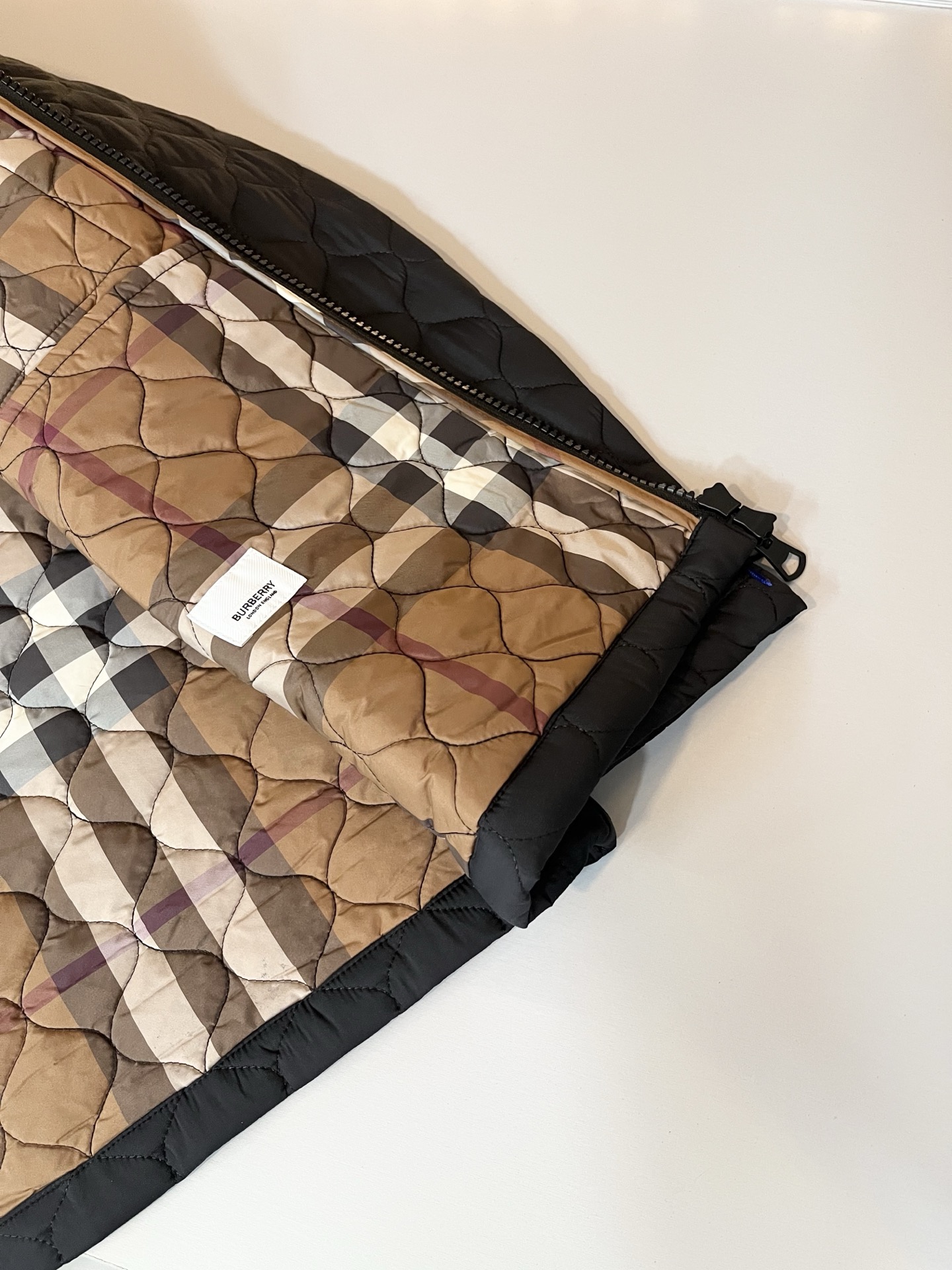 BURBER*Y巴*莉2025秋冬新品棉服夹克外套重磅来袭，最近比较火热聚酯纤维面料制作而成，高端户外运