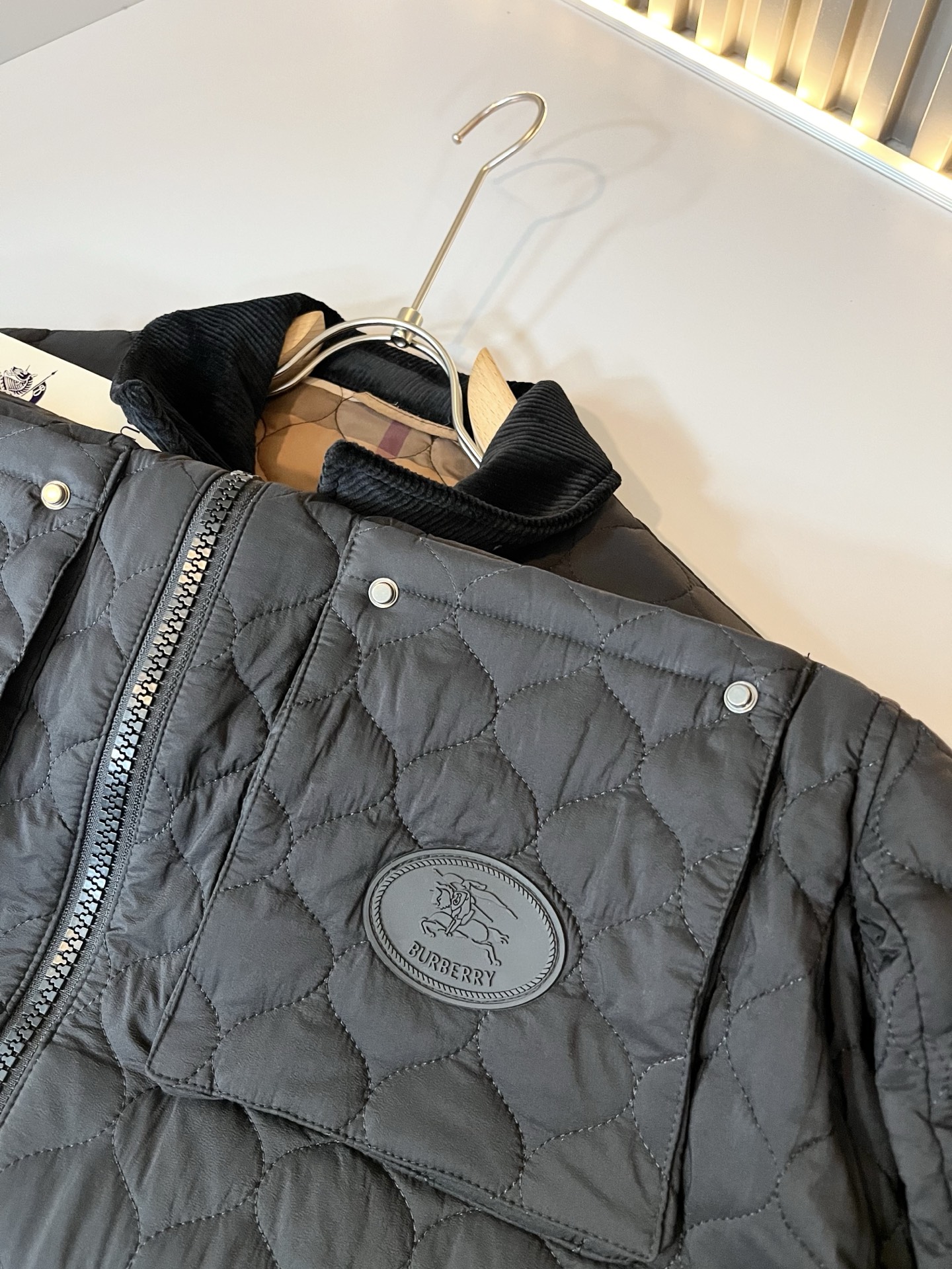 BURBER*Y巴*莉2025秋冬新品棉服夹克外套重磅来袭，最近比较火热聚酯纤维面料制作而成，高端户外运