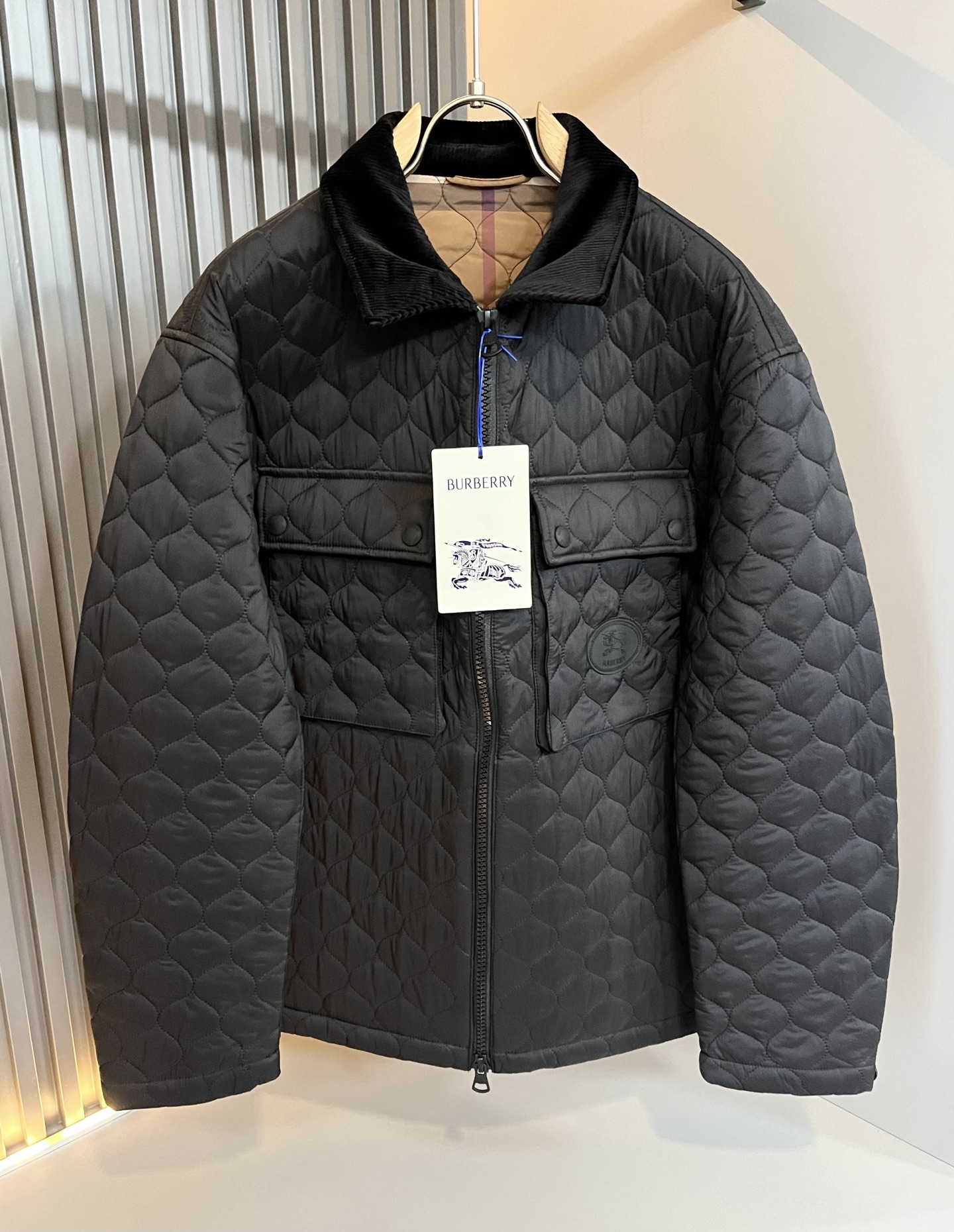 BURBER*Y巴*莉2025秋冬新品棉服夹克外套重磅来袭，最近比较火热聚酯纤维面料制作而成，高端户外运