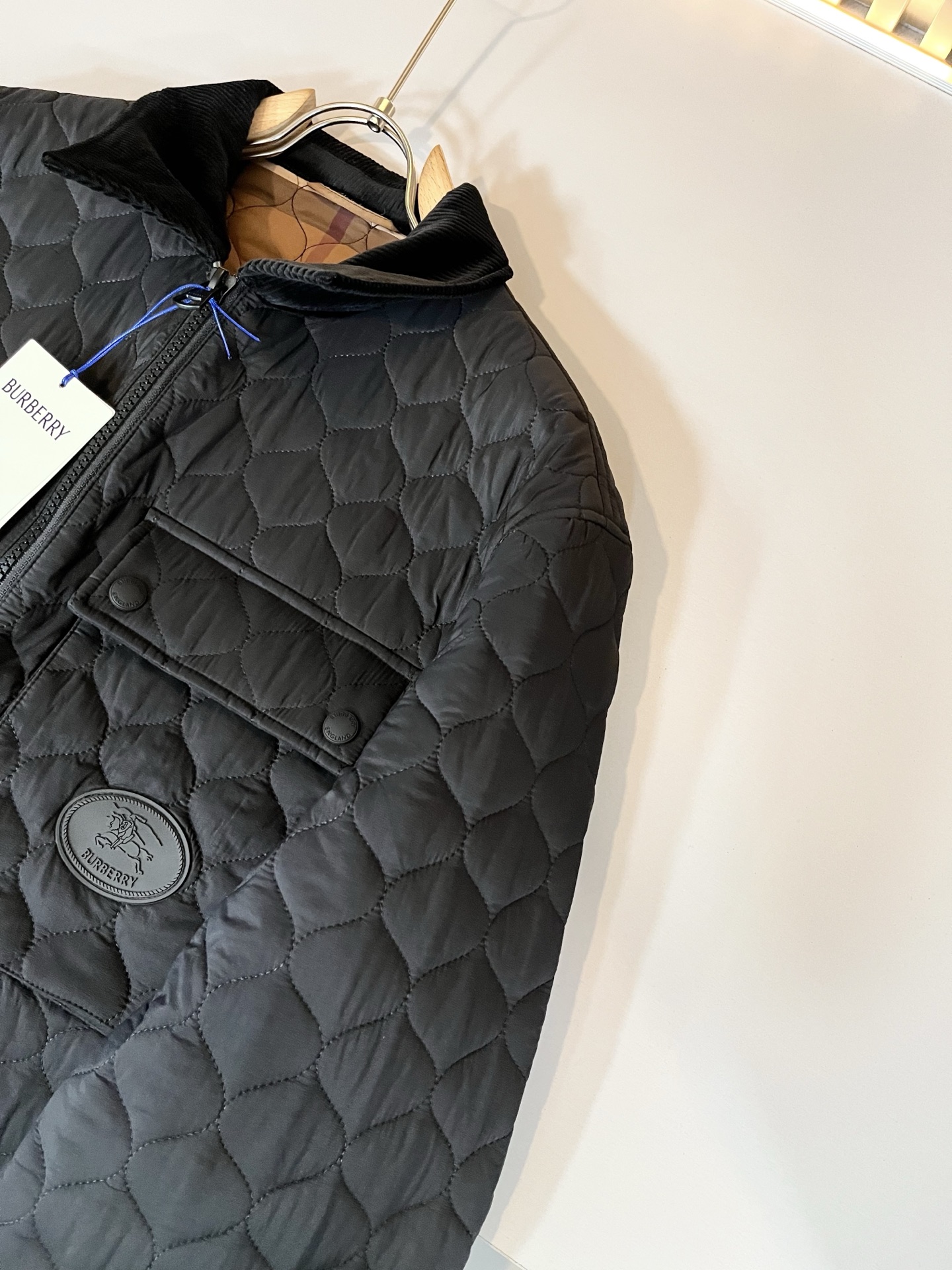 BURBER*Y巴*莉2025秋冬新品棉服夹克外套重磅来袭，最近比较火热聚酯纤维面料制作而成，高端户外运