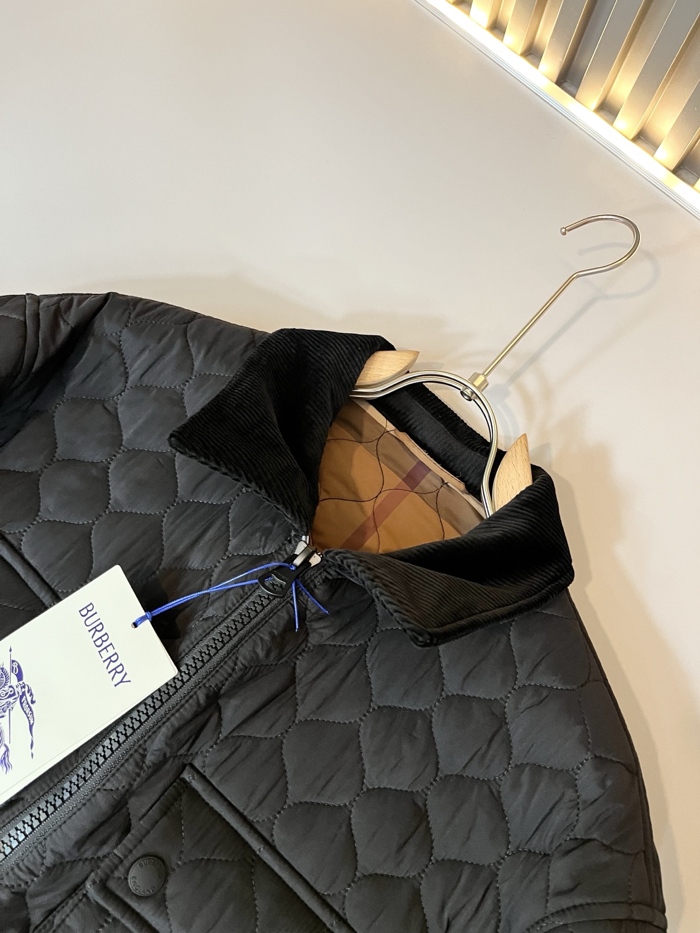 BURBER*Y巴*莉2025秋冬新品棉服夹克外套重磅来袭，最近比较火热聚酯纤维面料制作而成，高端户外运