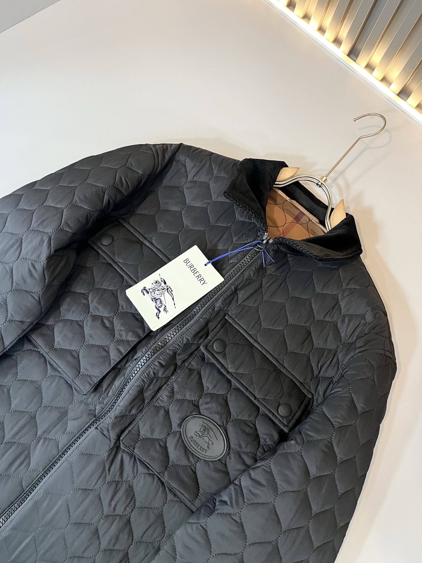 BURBER*Y巴*莉2025秋冬新品棉服夹克外套重磅来袭，最近比较火热聚酯纤维面料制作而成，高端户外运