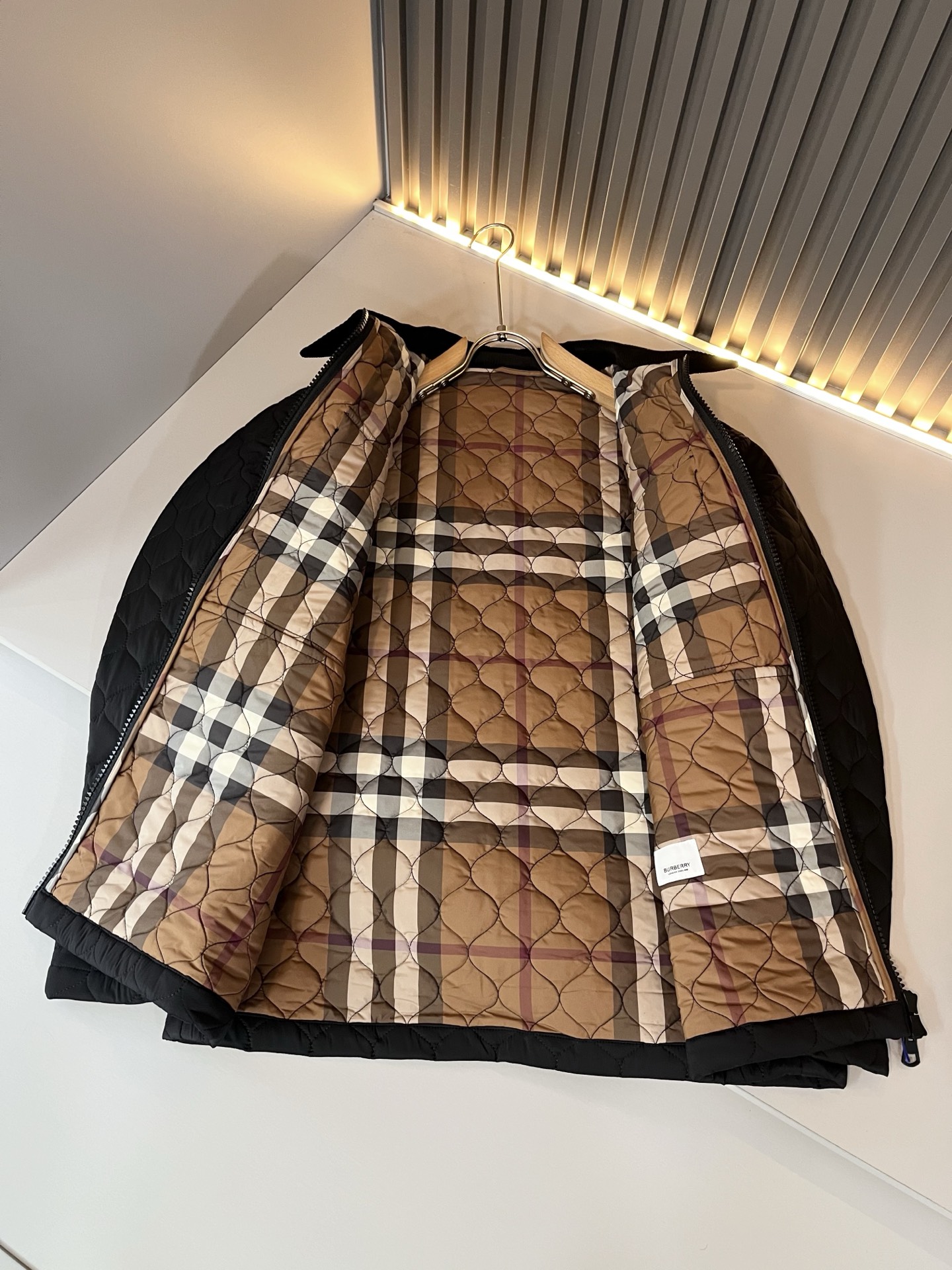 BURBER*Y巴*莉2025秋冬新品棉服夹克外套重磅来袭，最近比较火热聚酯纤维面料制作而成，高端户外运